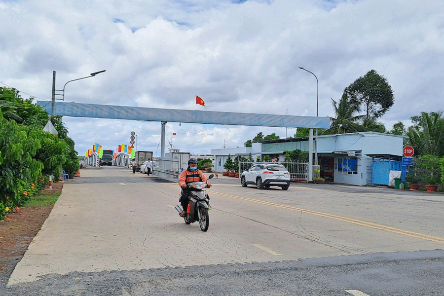 Bến phà tạm Rạch Miễu thưa vắng khách pha-tam-rach-mieu-thua-vang-khach-3014-5057.gif