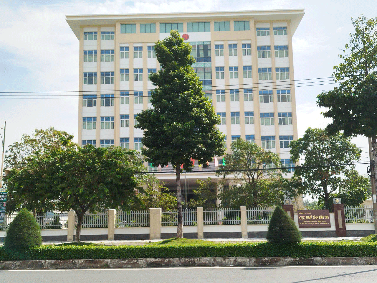 Trụ sở Cục thuế tỉnh Bến Tre. Ảnh: ĐÔNG HÀ ho-so-dat-dai-2.gif