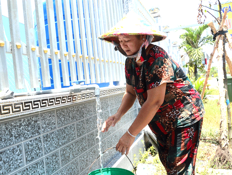 Người dân Tiền Giang sử dụng nước sạch cho sinh hoạt nuoc-sach-sinh-hoat.gif