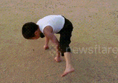 Video: 'Lý Tiểu Long nhí' tái xuất với màn biểu diễn chống đẩy