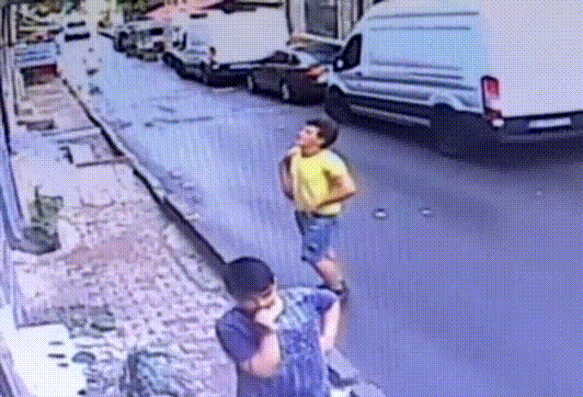 Hú hồn với màn túm gọn bé gái rơi từ trên cao