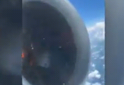 Hành khách hoảng loạn khi động cơ máy bay bốc cháy giữa trời