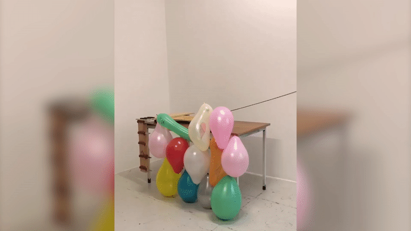 Video đập bong bóng bằng dao khiến cư dân mạng điên đảo