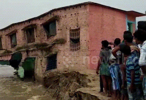 Khoảnh khắc nước sông gây sạt lở, cuốn trôi một ngôi trường