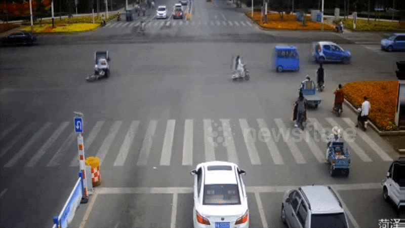 Nhóm người dân cùng nâng xe điện cứu phụ nữ mắc kẹt