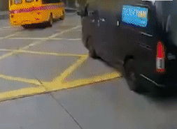 Xe buýt trường học ở Hong Kong để rơi học sinh