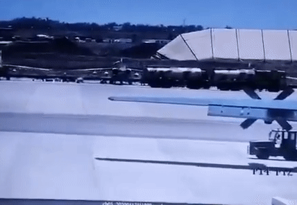 Su-25 đang đậu vô tình phóng tên lửa, làm chết 5 dân thường