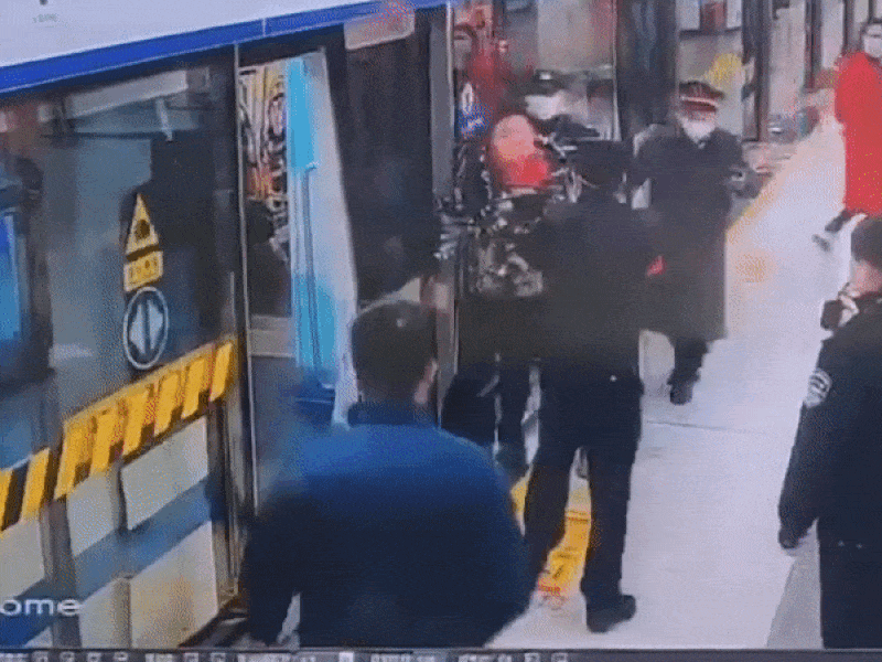 Đánh nhân viên an ninh vì bị bắt đeo khẩu trang