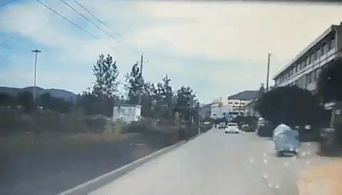 Một mảnh vỡ bắn lên trời sau vụ nổ xe bồn. Ảnh cắt từ video