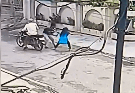 Cô gái 15 tuổi dũng cảm giằng lại điện thoại từ 2 tên cướp