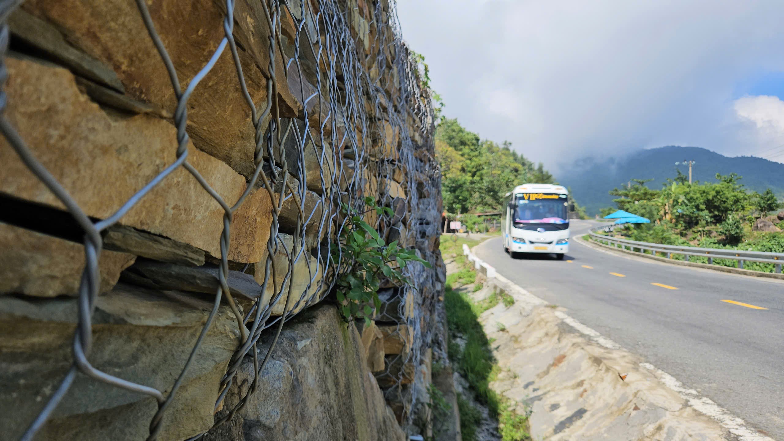 Gia cố bằng rọ đá ngăn sạt lở tuyến đường đèo Hải Vân