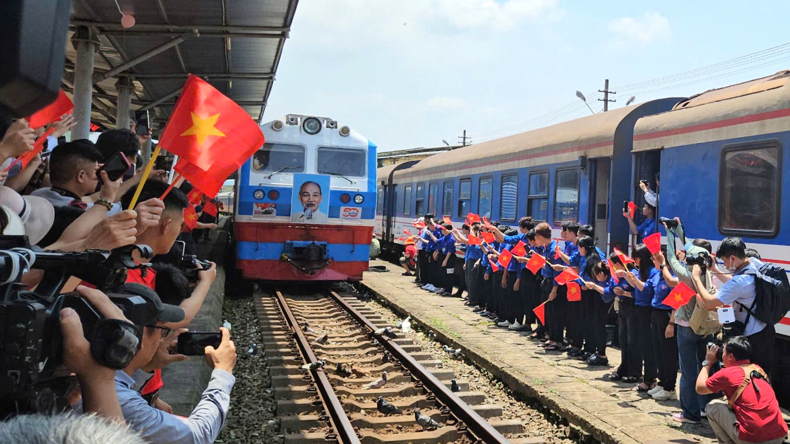 Khoảnh khắc đoàn tàu Thống nhất tiến vào ga Đà Nẵng 