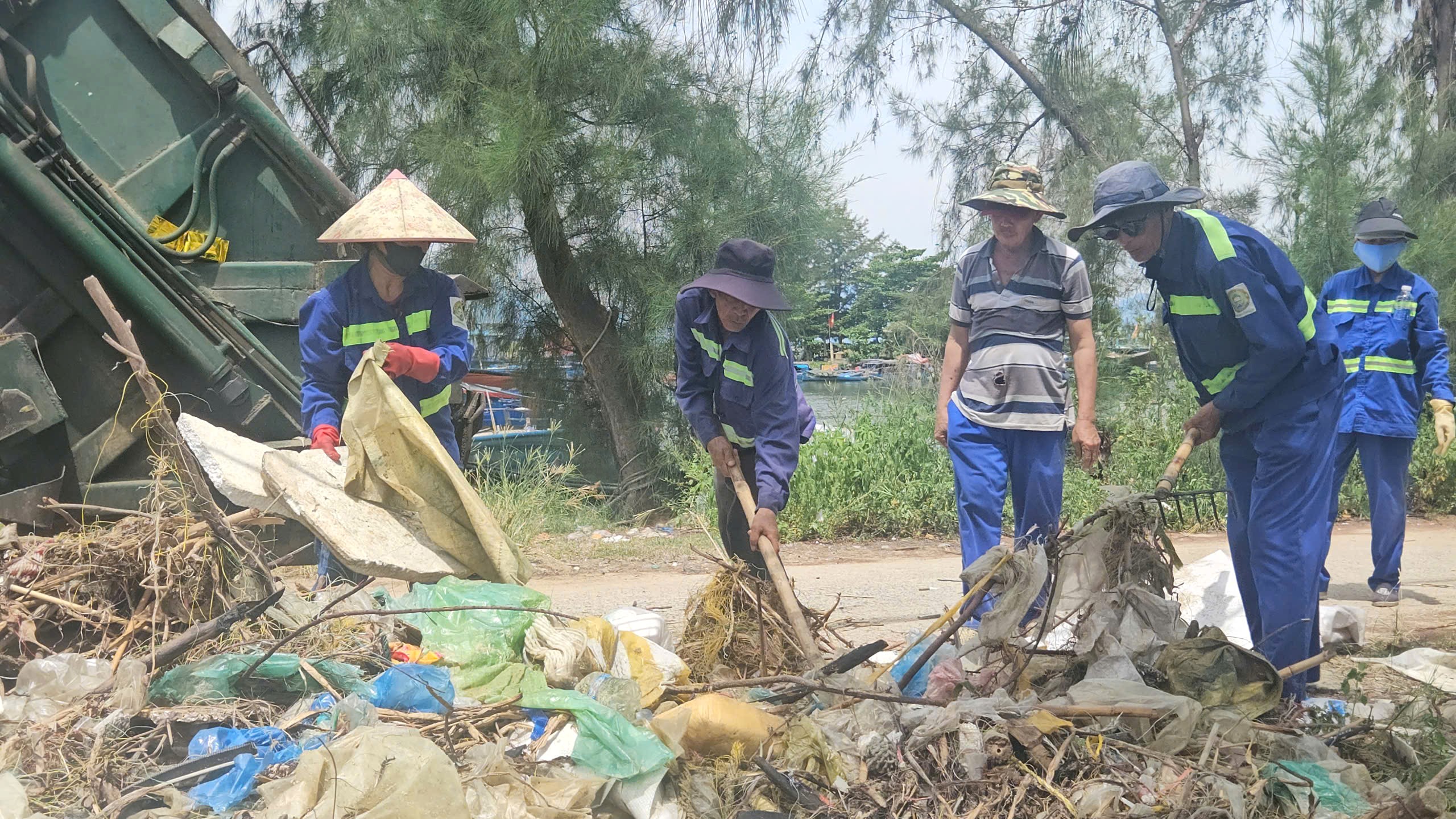 Đà Nẵng: Vịnh Mân Quang ngập ngụa trong rác