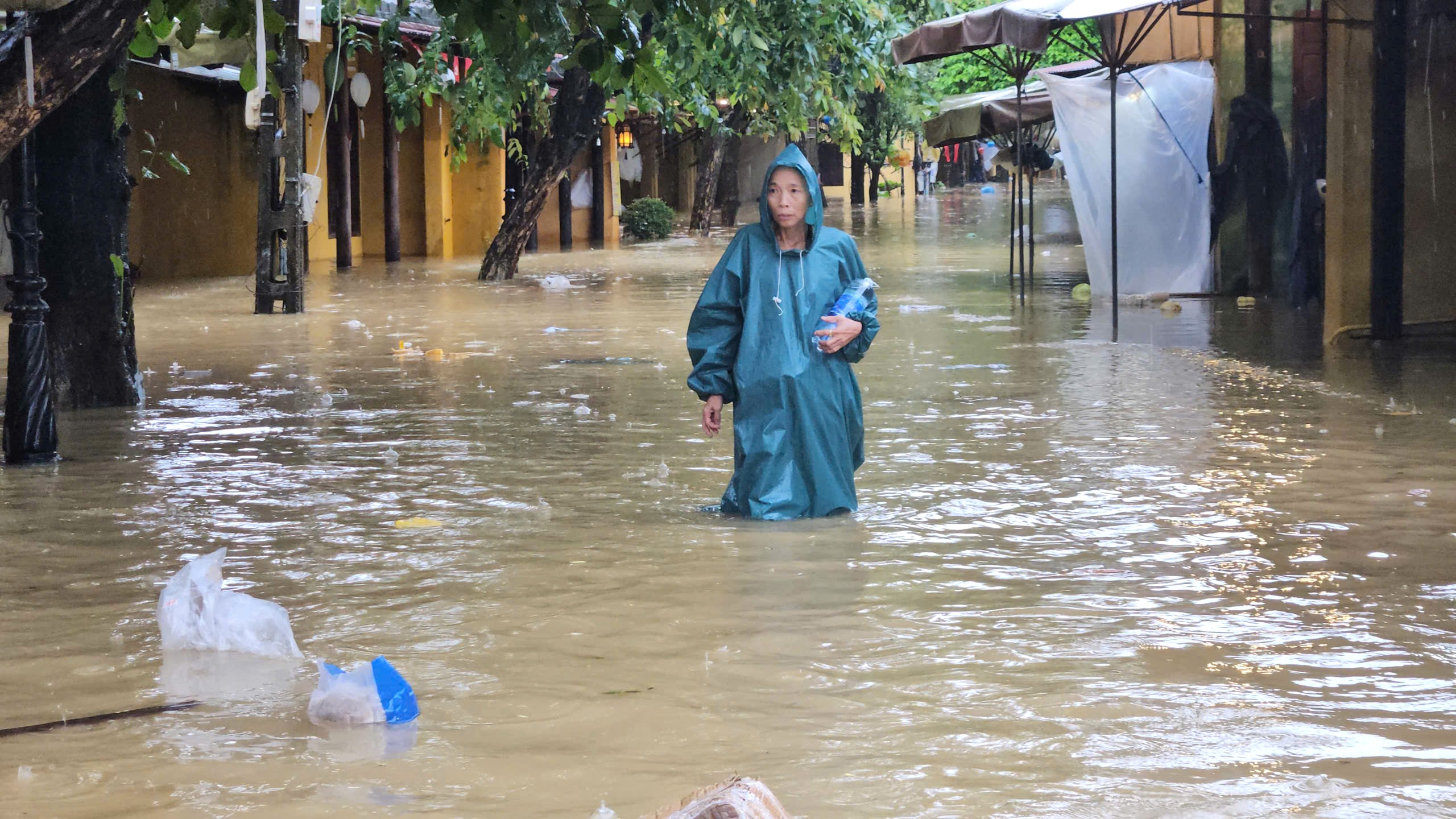 Phố cổ Hội An chìm trong biển nước, ghe thuyền tất bật chở du khách vượt lũ