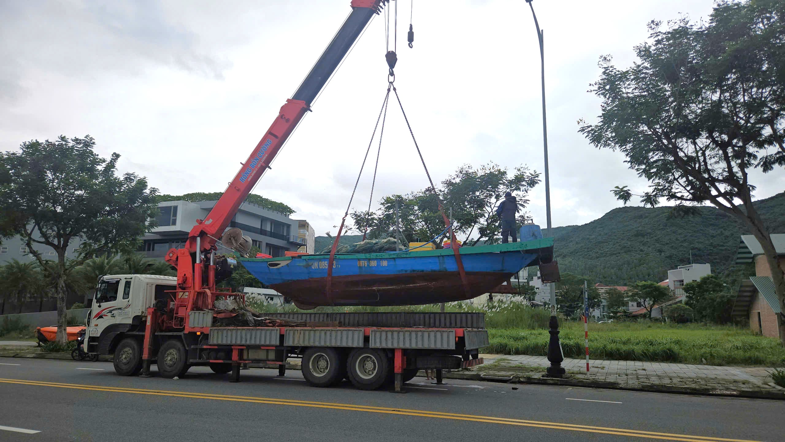 Ngư dân Đà Nẵng lại hối hả cẩu tàu thuyền lên bờ tránh bão số 13