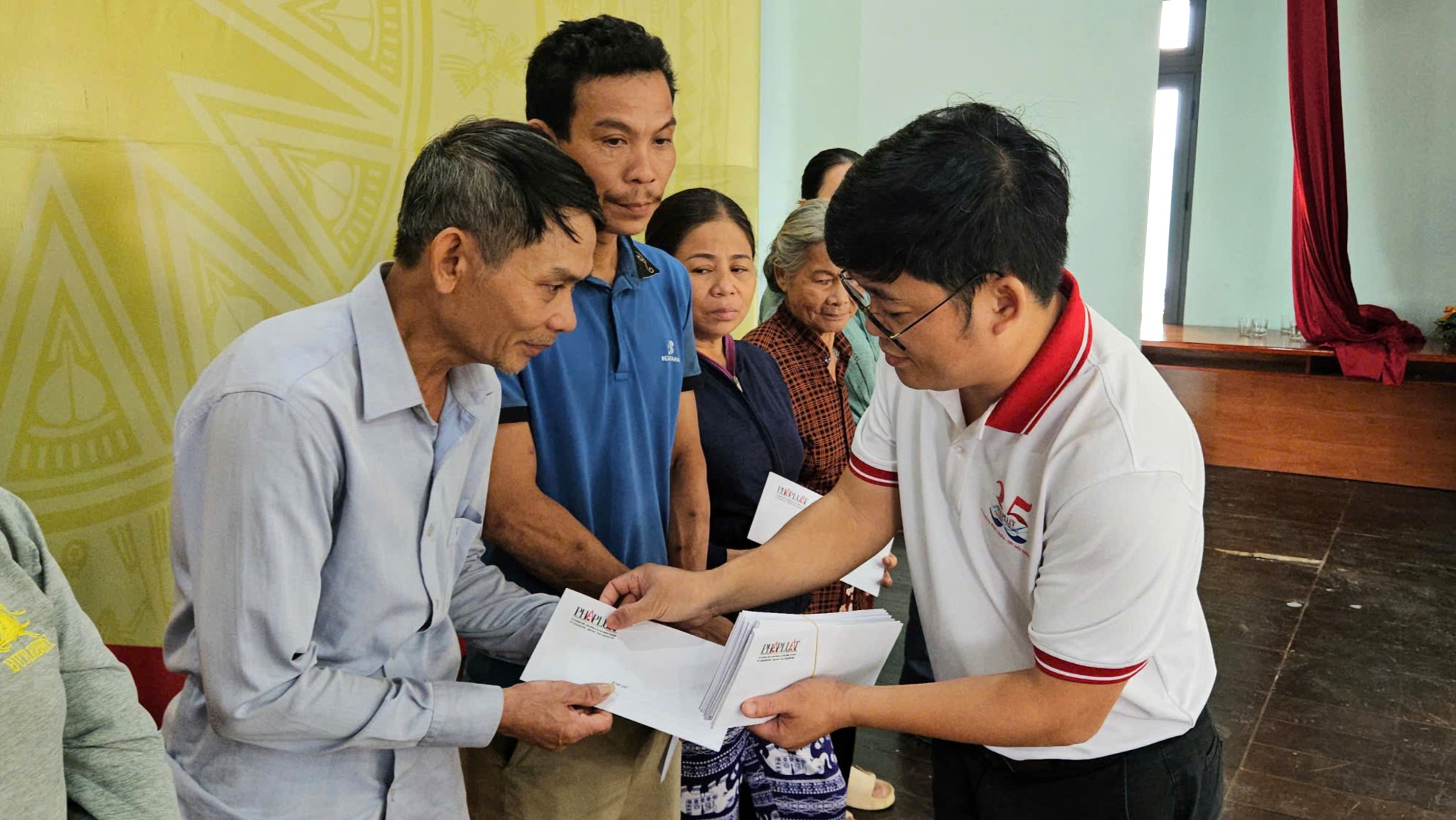 Người dân rốn lũ rơi nước mắt trước tấm lòng của bạn đọc Báo Pháp Luật TP.HCM