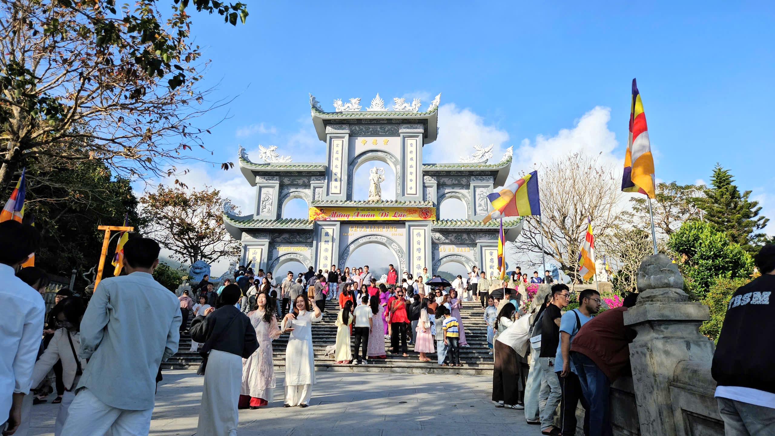 Người dân, du khách ùn ùn đổ về ngôi chùa lớn nhất Đà Nẵng