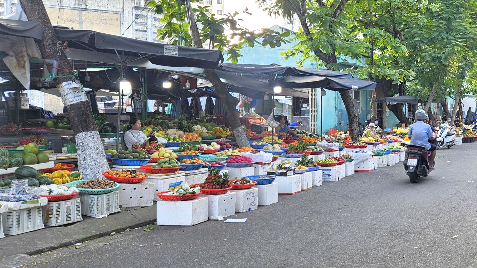 Cận cảnh vỉa hè trung tâm Đà Nẵng trước ngày cấm kinh doanh buôn bán