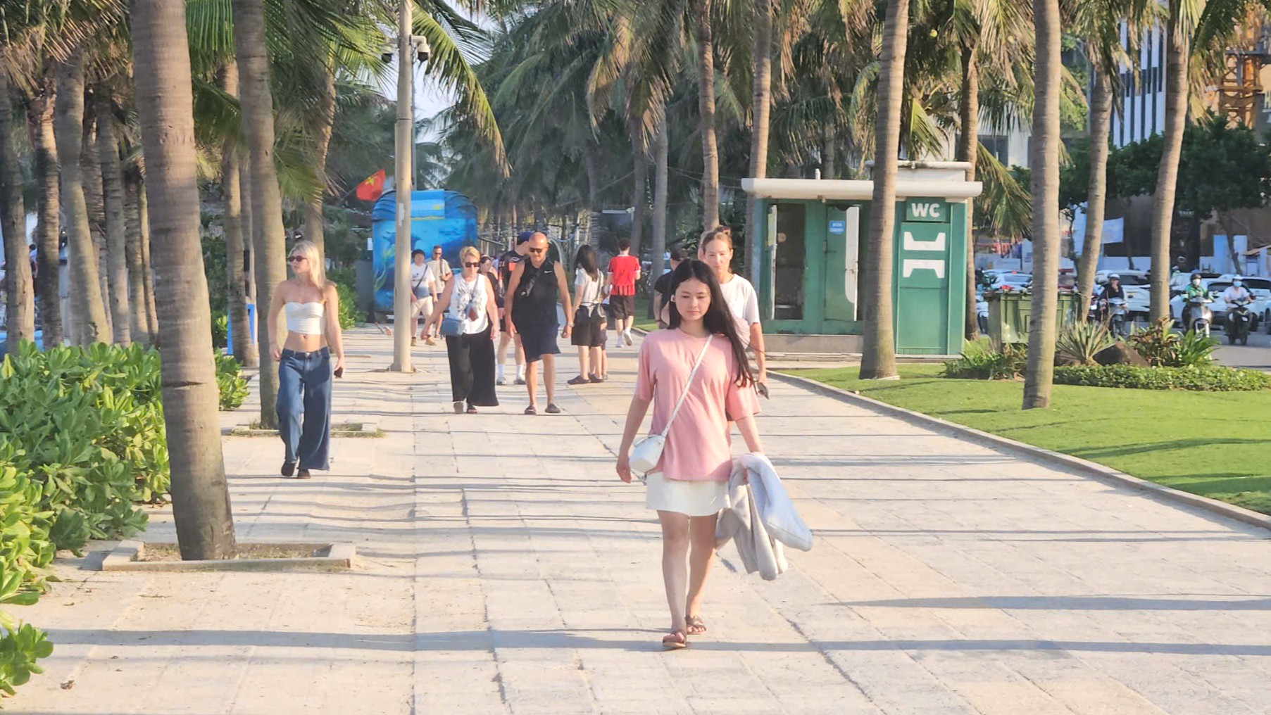 Không gian ven biển Đà Nẵng khác lạ sau 3 ngày cấm buôn bán trên vỉa hè