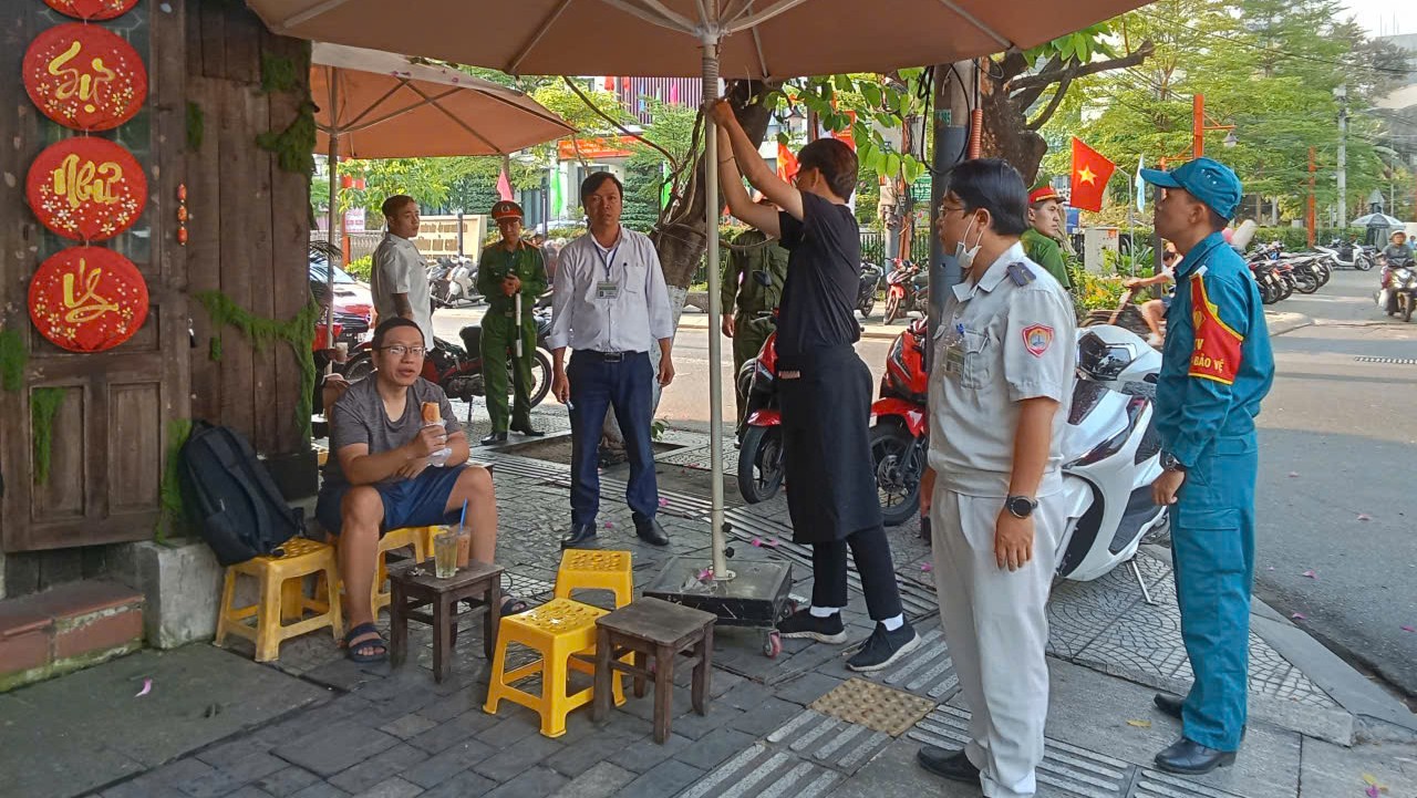 Phường 'trái tim' của Đà Nẵng ra quân xuyên đêm để giữ trật tự vỉa hè