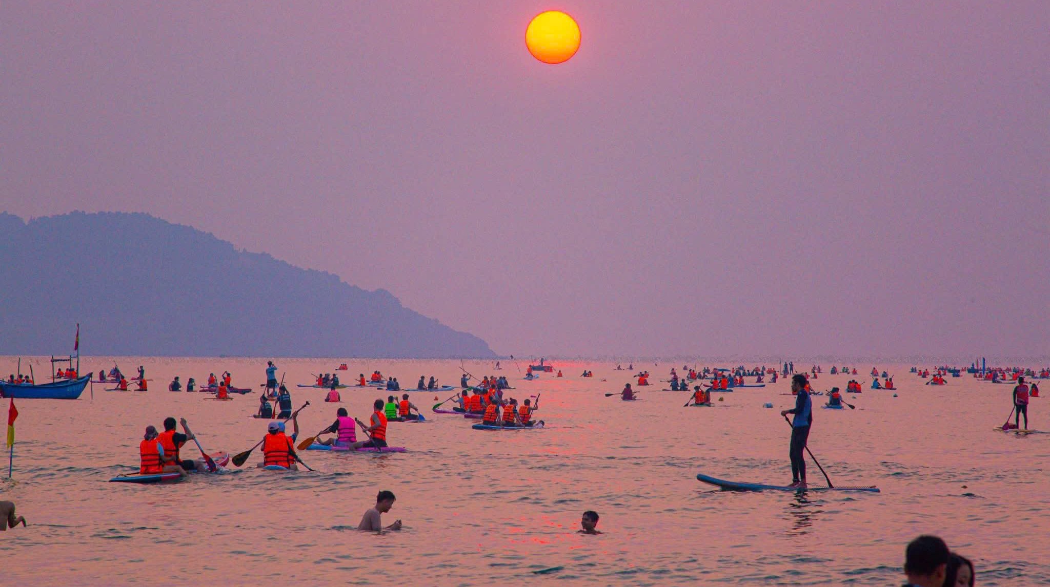 Chen nhau chèo SUP đón bình minh tuyệt đẹp trên biển Đà Nẵng