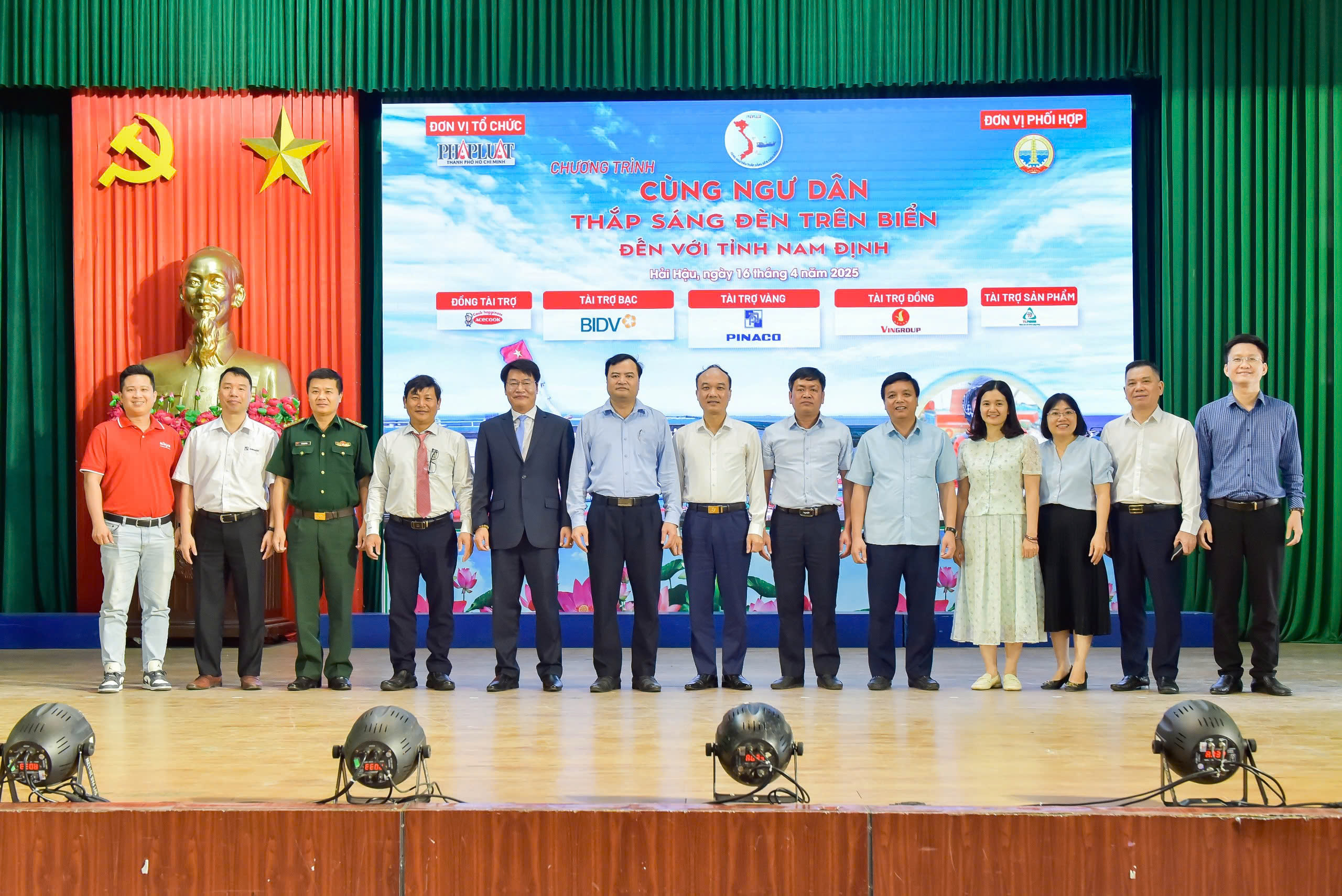 Chùm ảnh chương trình 'Cùng ngư dân thắp sáng đèn trên biển' tại Nam Định