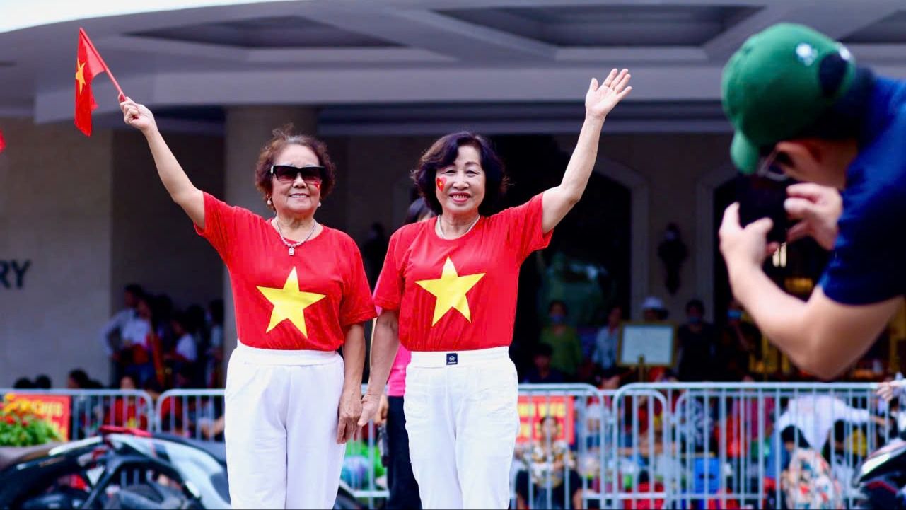 Các cung đường Thủ đô rực đỏ trước thềm lễ diễu binh A80