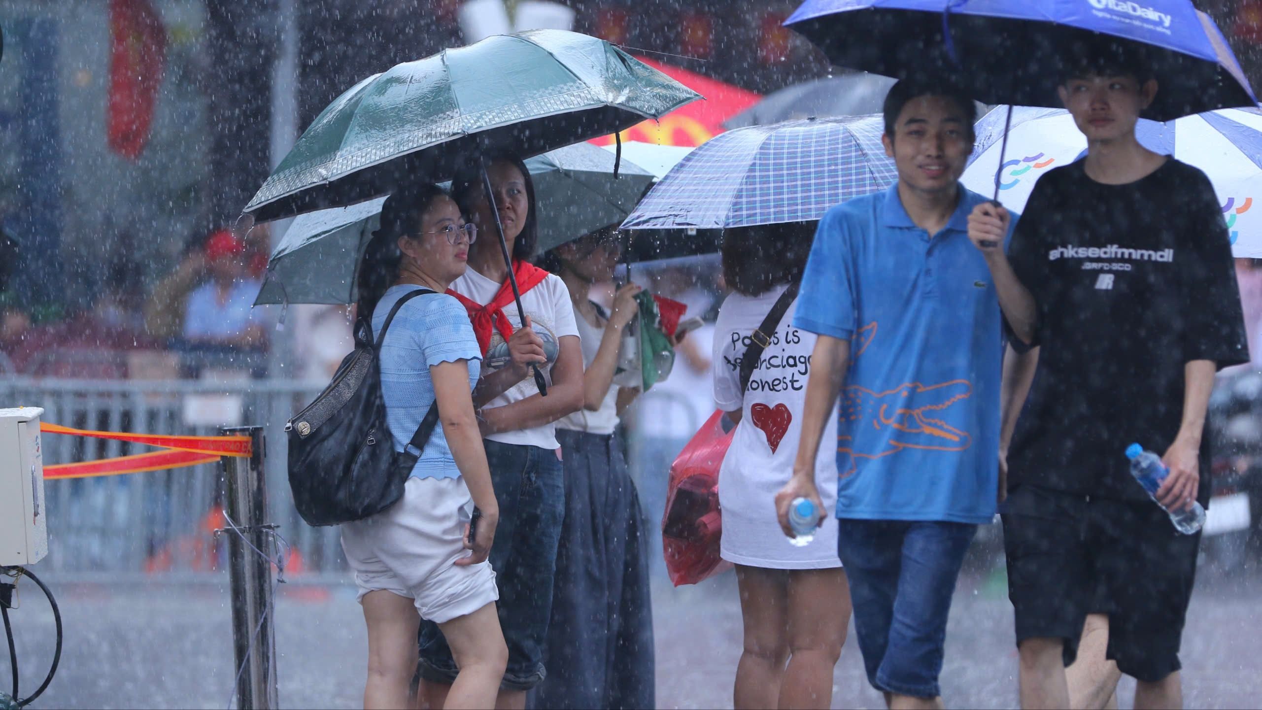 Hà Nội: Người dân đội mưa chờ xem lễ diễu binh, diễu hành 