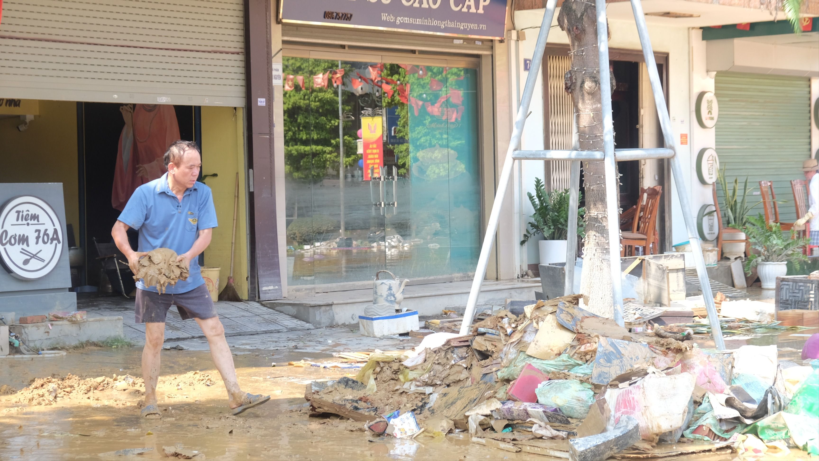 Bùn đất, rác thải tràn ngập sau lũ lịch sử ở Thái Nguyên