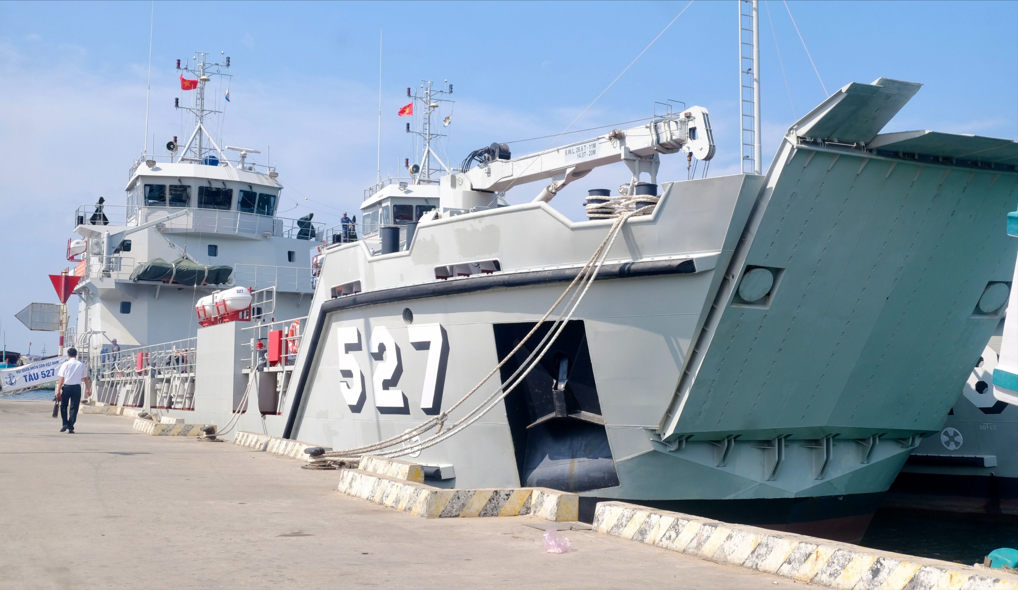 Cận cảnh tàu đổ bộ đa năng của Bộ Tư lệnh Vùng 5 Hải quân