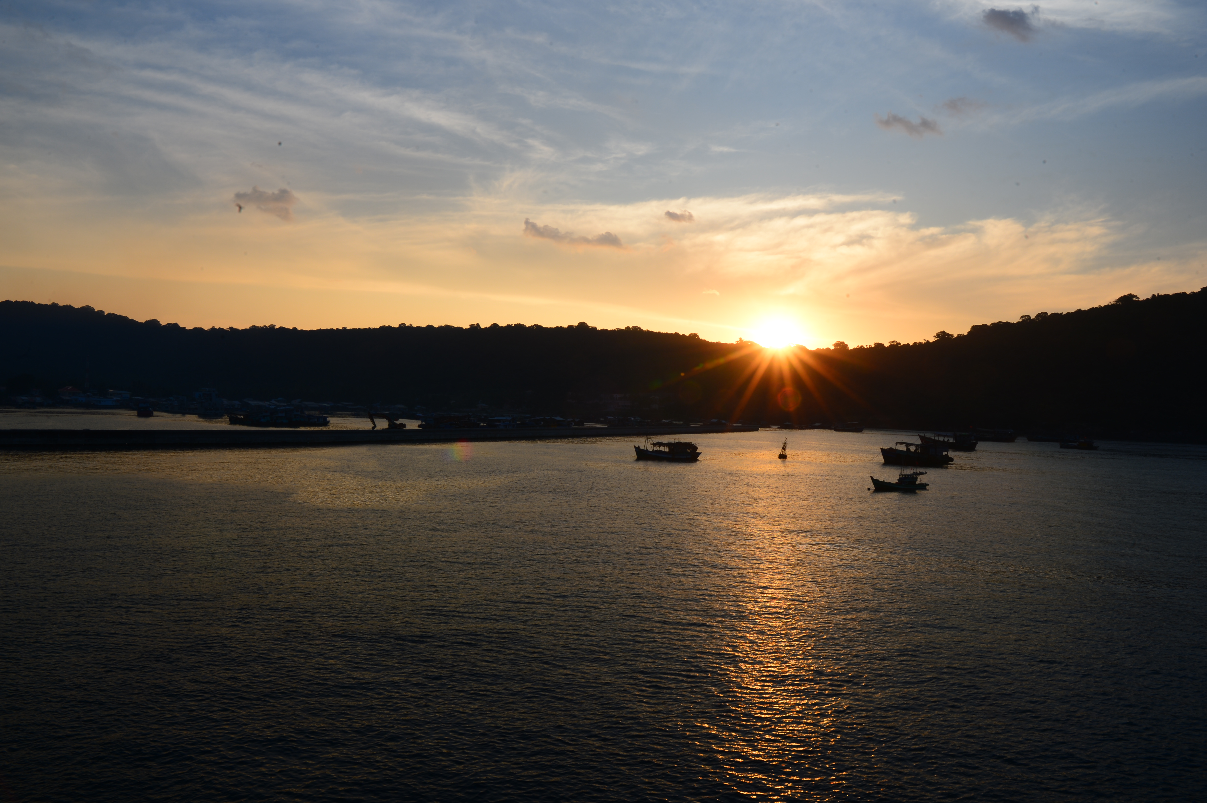 Tuyệt tác bình minh trên vùng biển Tây Nam