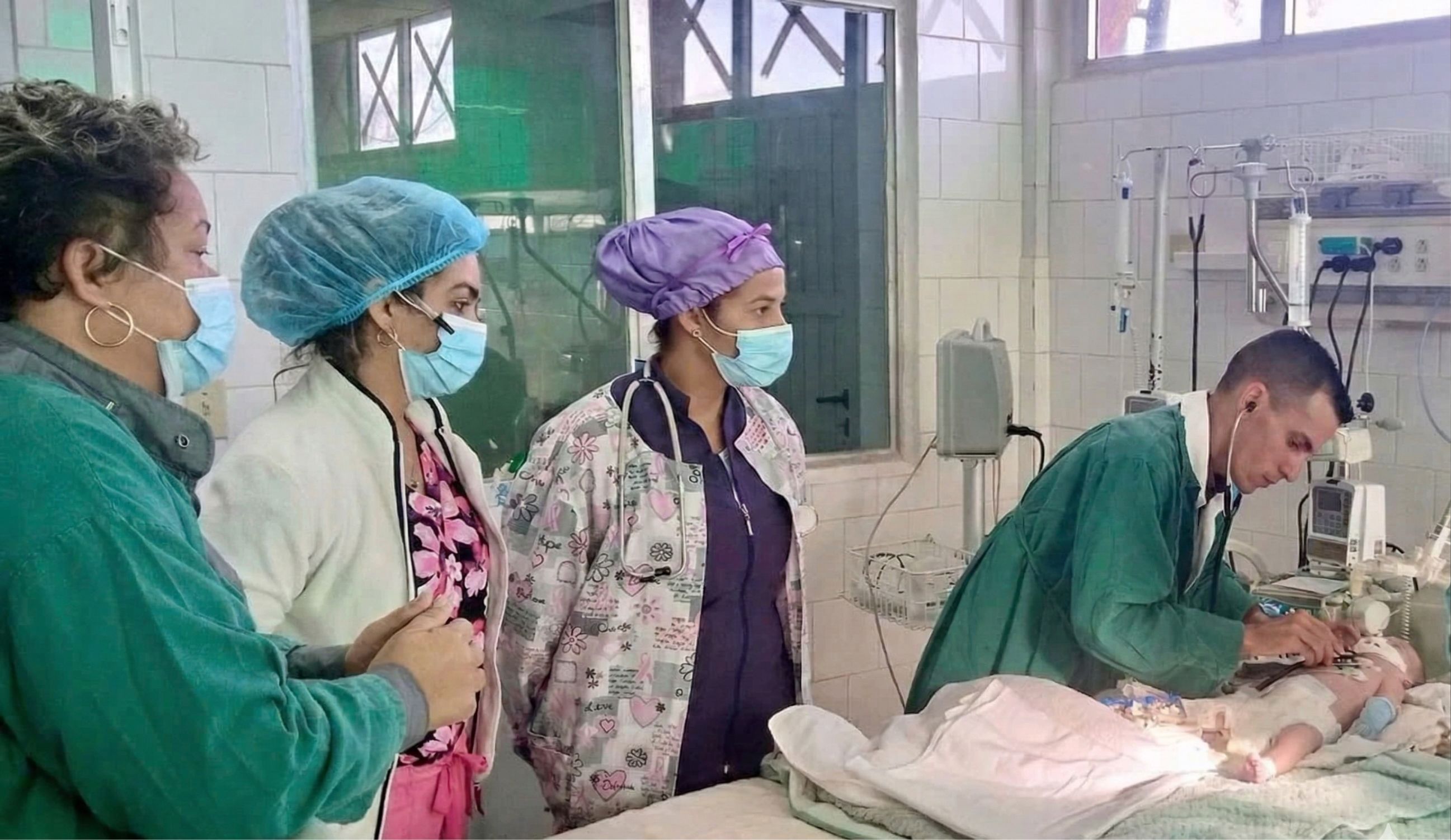 Bác sĩ Cuba giữa khủng hoảng năng lượng: Gõ cửa từng nhà để giành lại sự sống