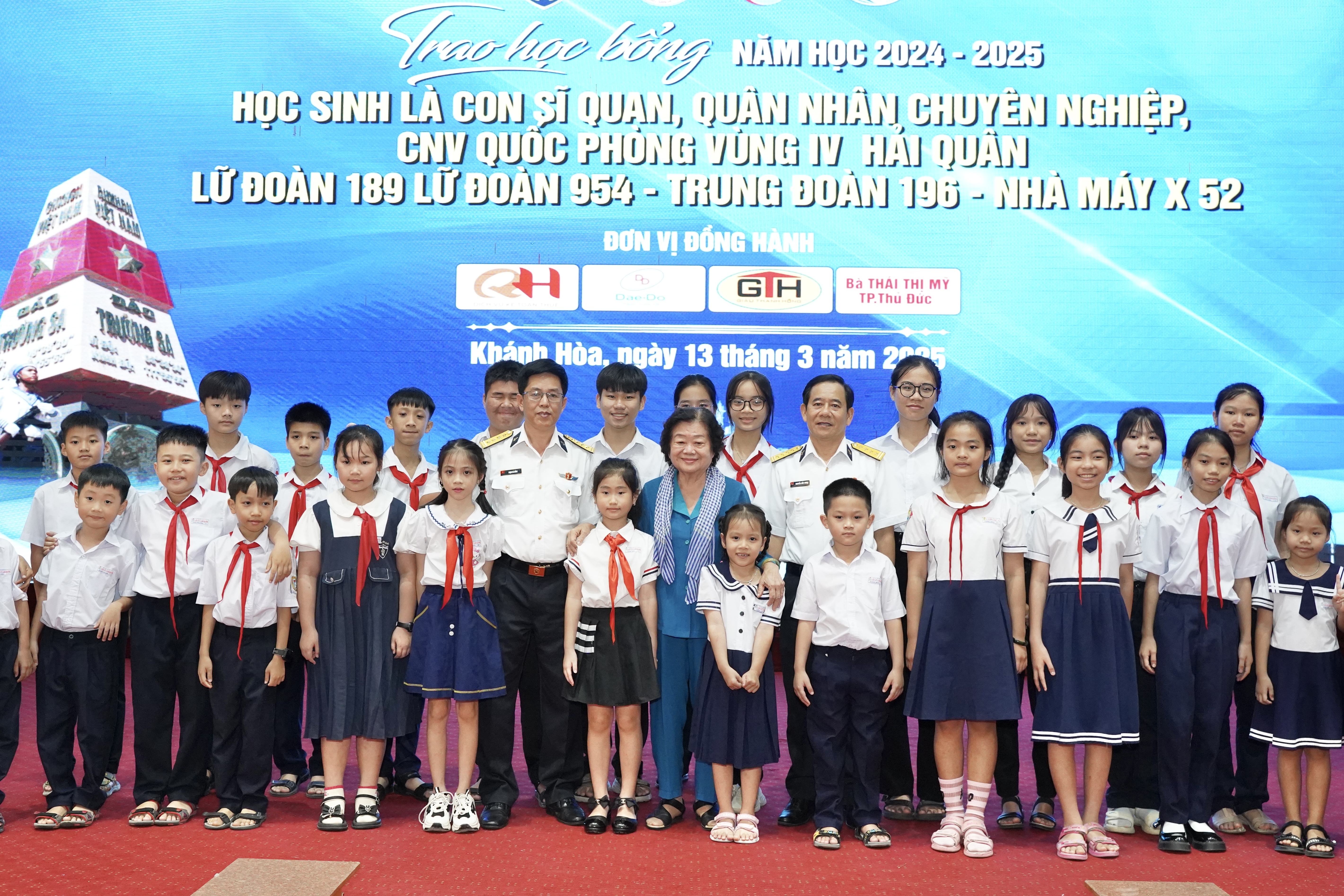 Quỹ học bổng Vừ A Dính trao học bổng cho con em chiến sĩ Vùng 4 Hải quân 