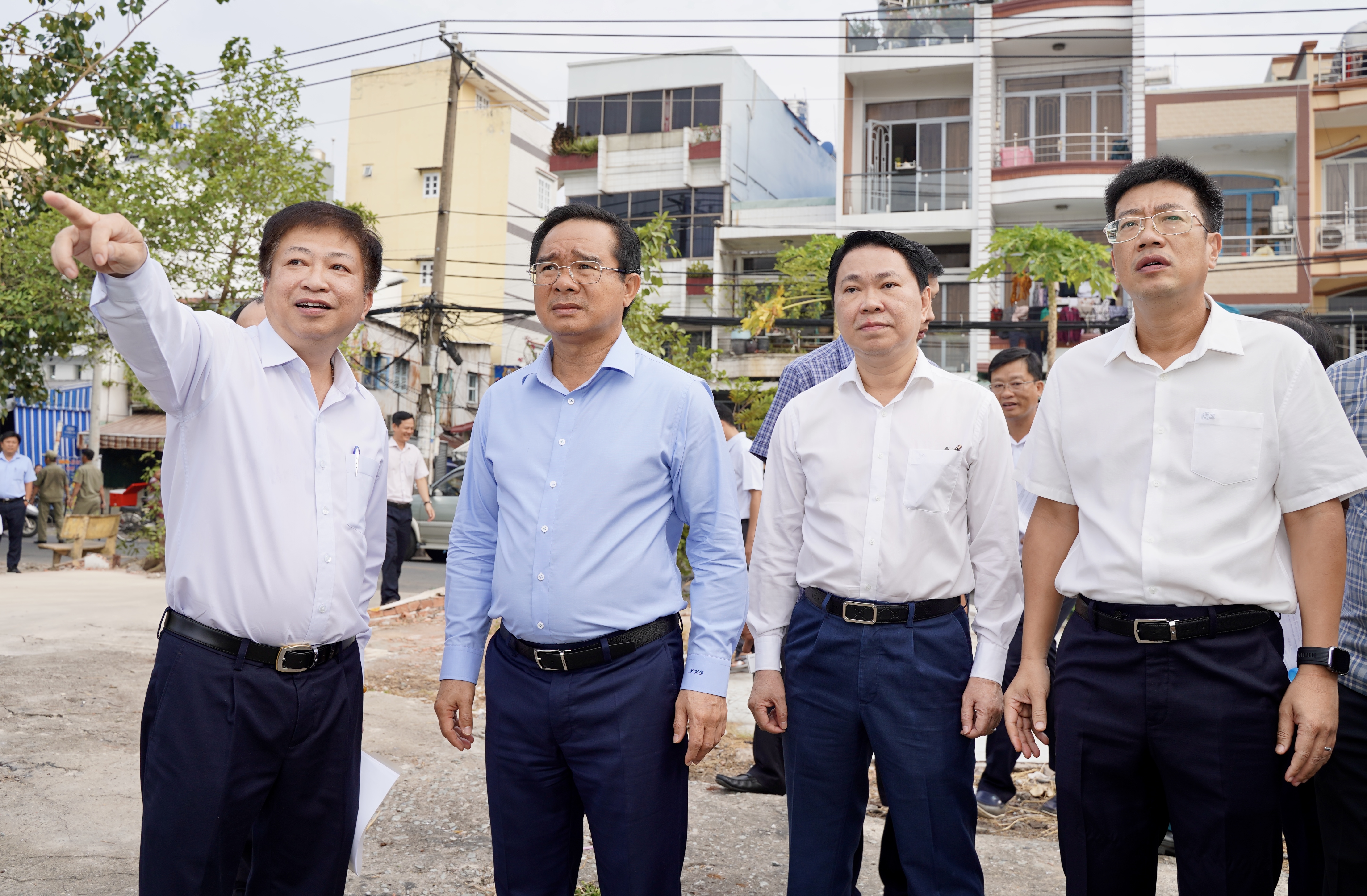 Chủ tịch UBND TP.HCM Nguyễn Văn Được thị sát nhà ven kênh rạch tại quận 8