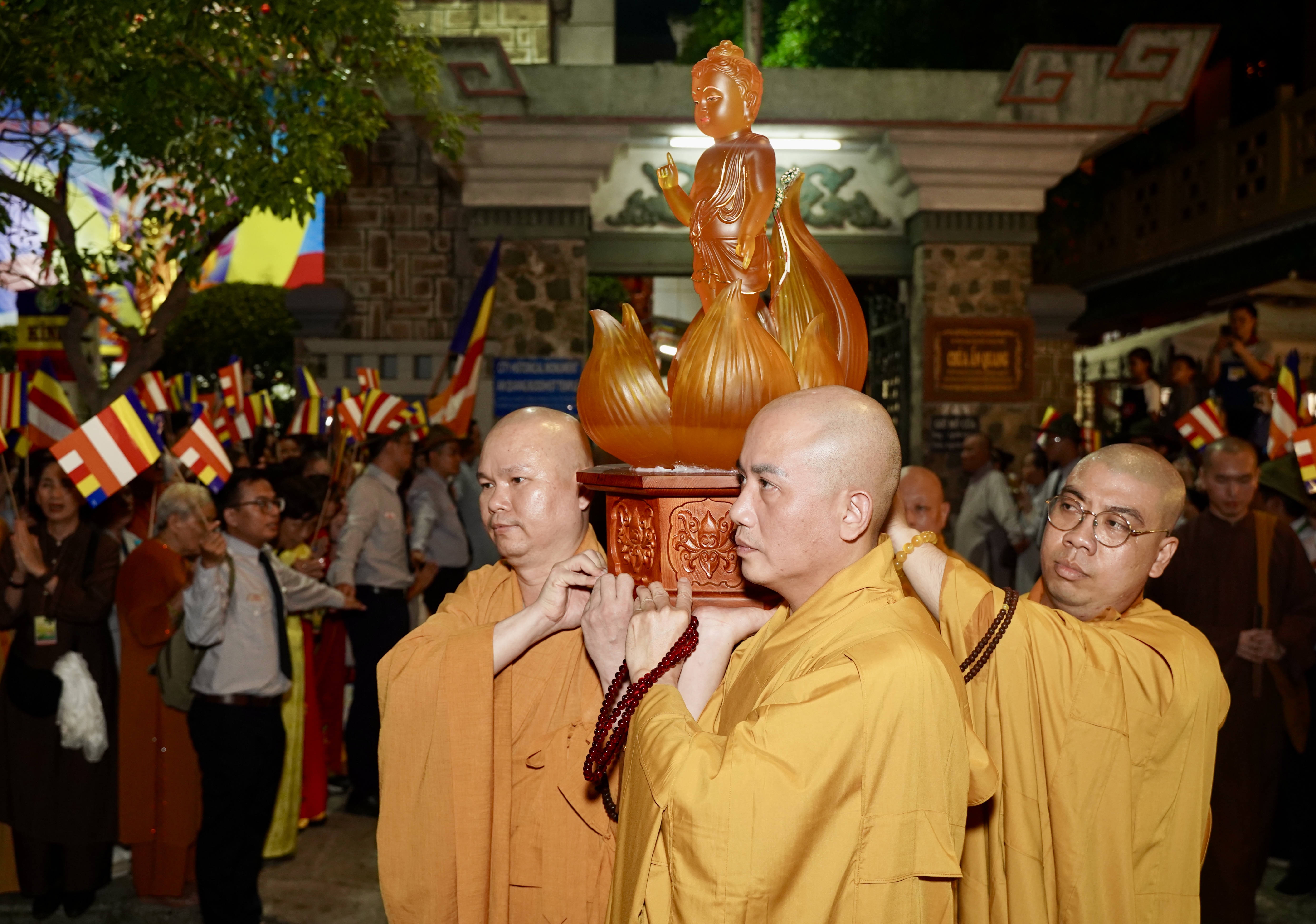 Hàng nghìn người tham gia rước tôn tượng Đức Phật sơ sinh tại TP.HCM