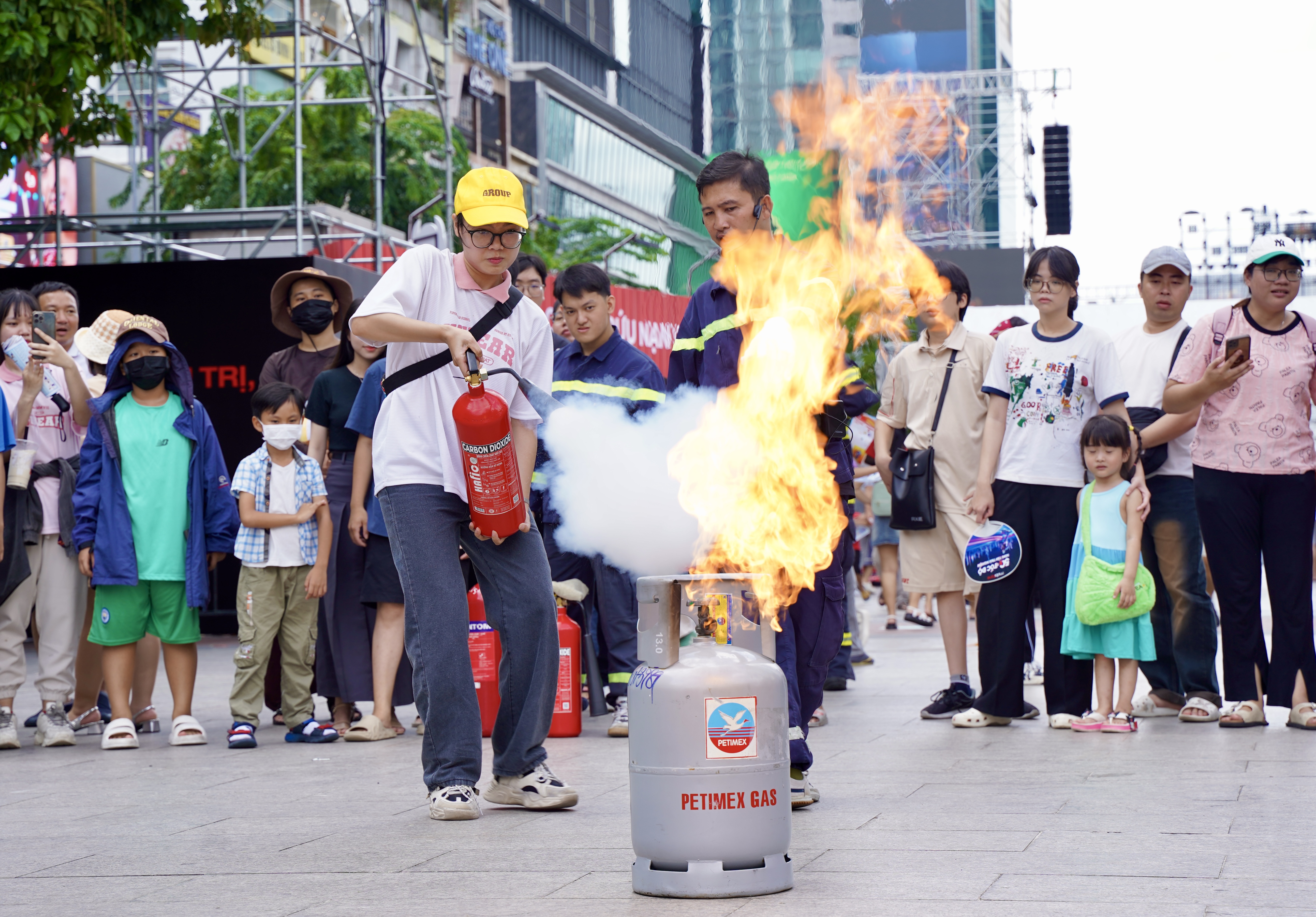 Hàng nghìn người trải nghiệm làm lính cứu hỏa tại phố đi bộ Nguyễn Huệ