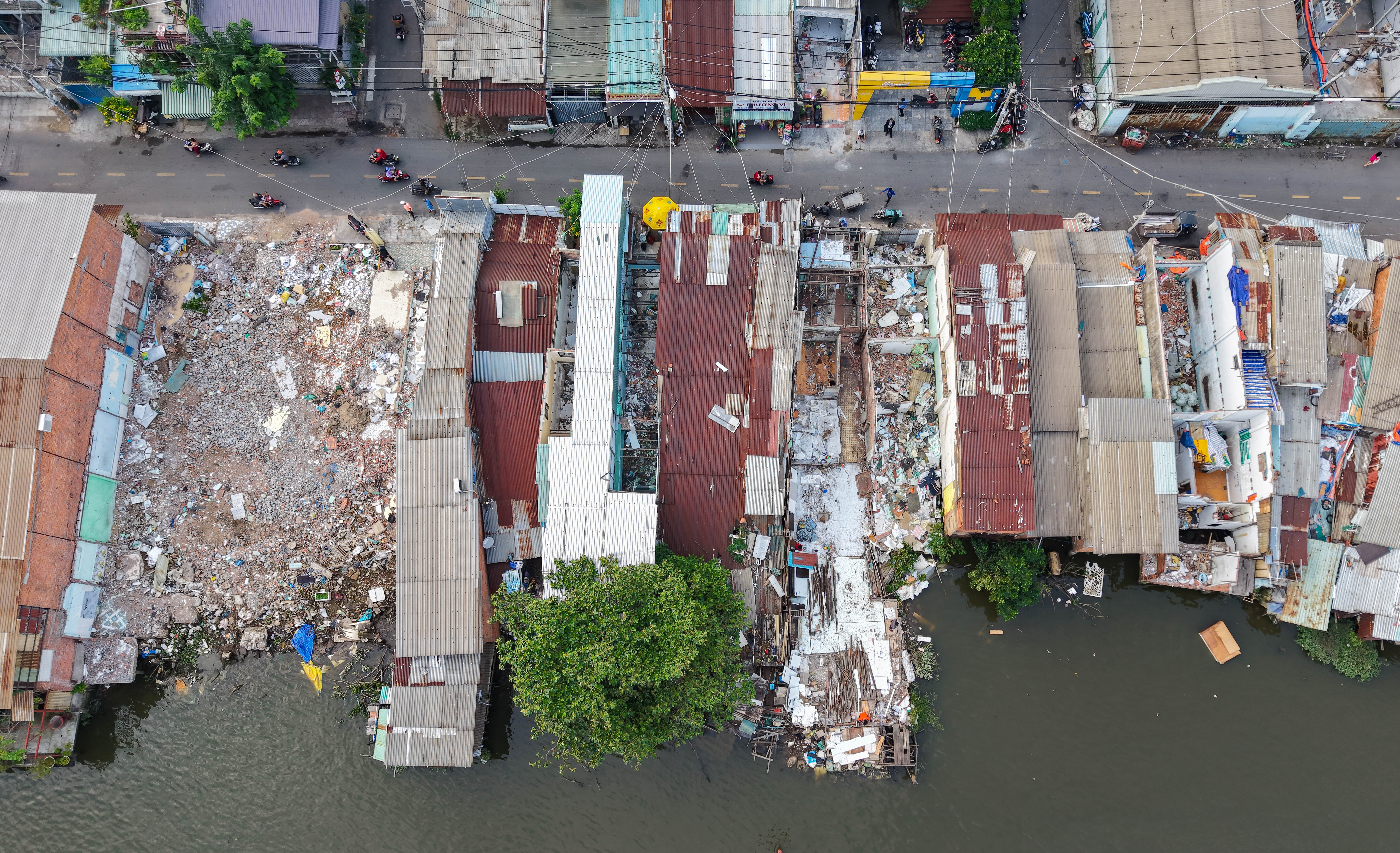 Người dân ven kênh Đôi khẩn trương tháo dỡ nhà, sẵn sàng cho dự án nghìn tỷ