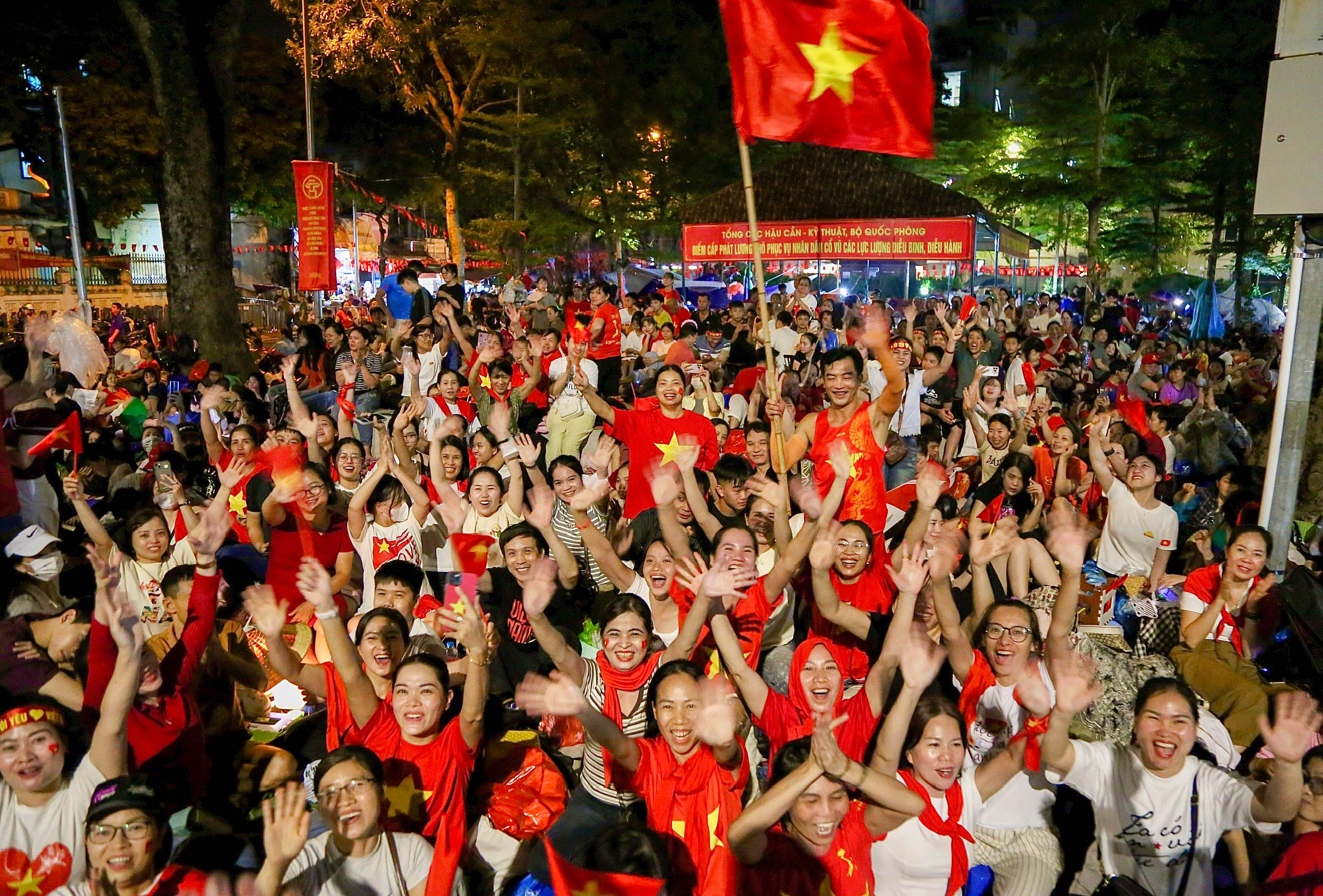 Hà Nội: Biển người háo hức chờ xem diễu binh mừng Quốc khánh 2-9