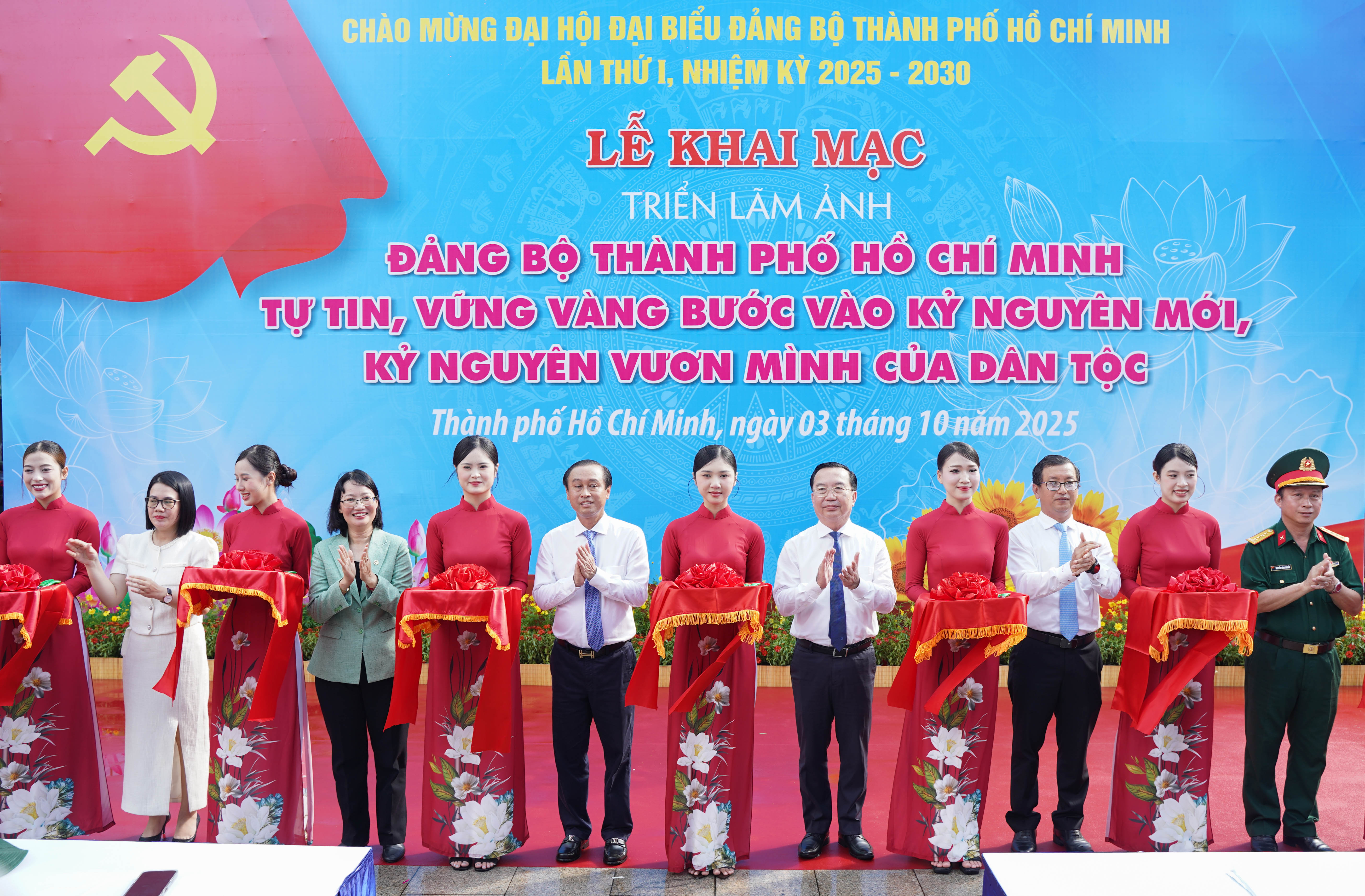 Khai mạc triển lãm ảnh 'Đảng bộ TP.HCM: Tự tin, vững vàng bước vào kỷ nguyên mới'