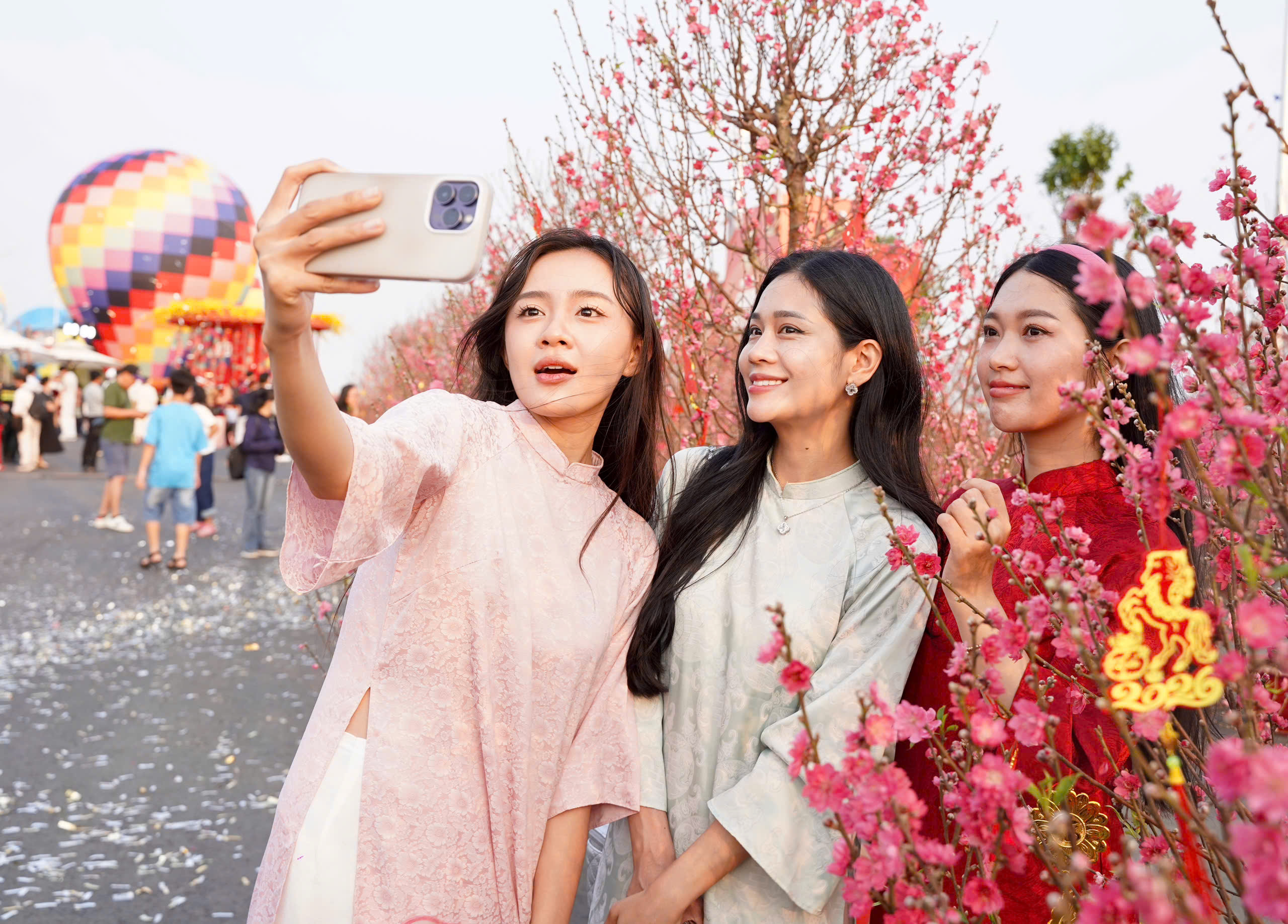 Du khách thích thú check-in cung đường hoa xuân rực rỡ tại Cần Giờ