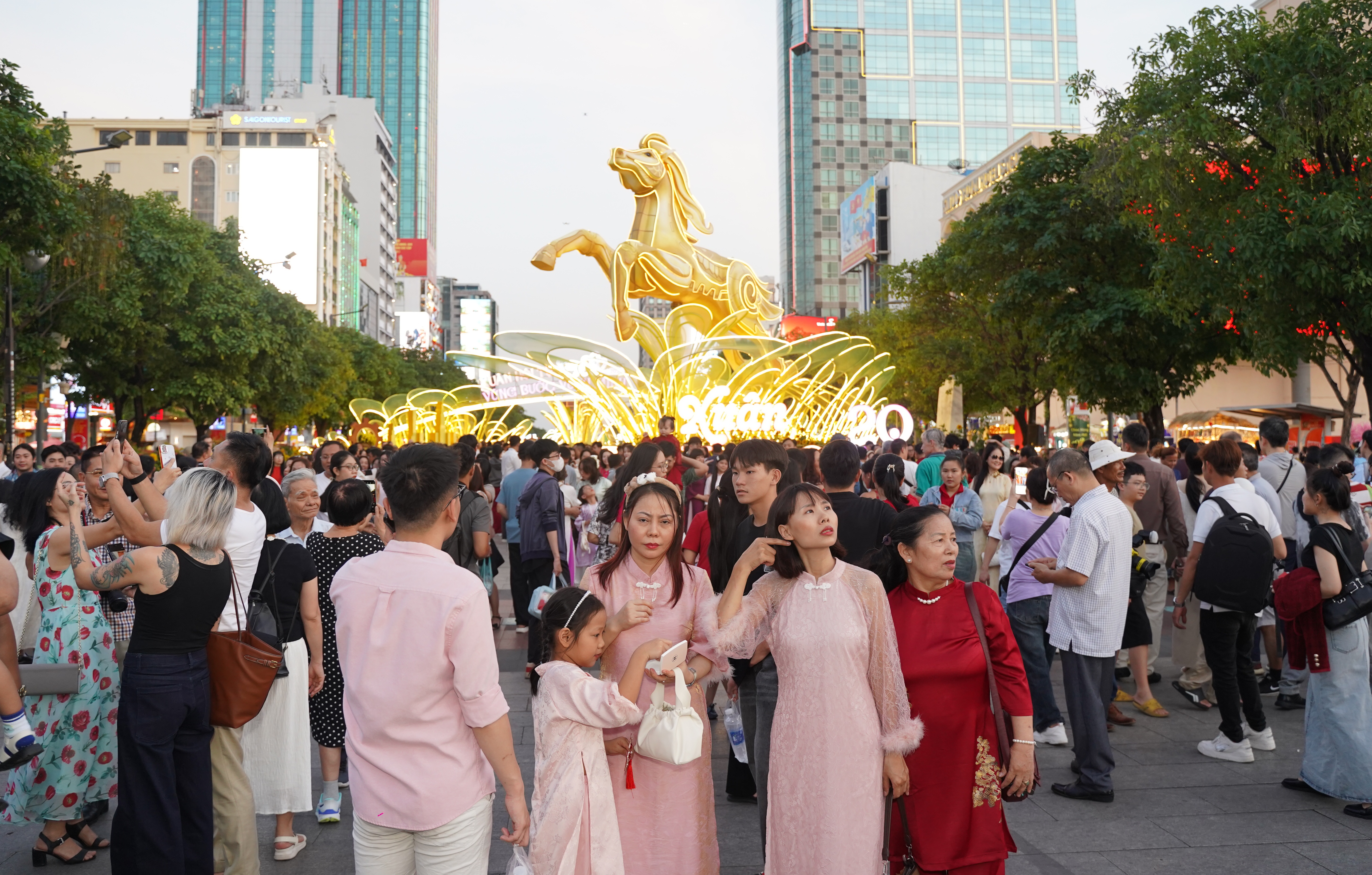 Hơn 1,8 triệu lượt khách tham quan Đường hoa Nguyễn Huệ Tết Bính Ngọ 2026