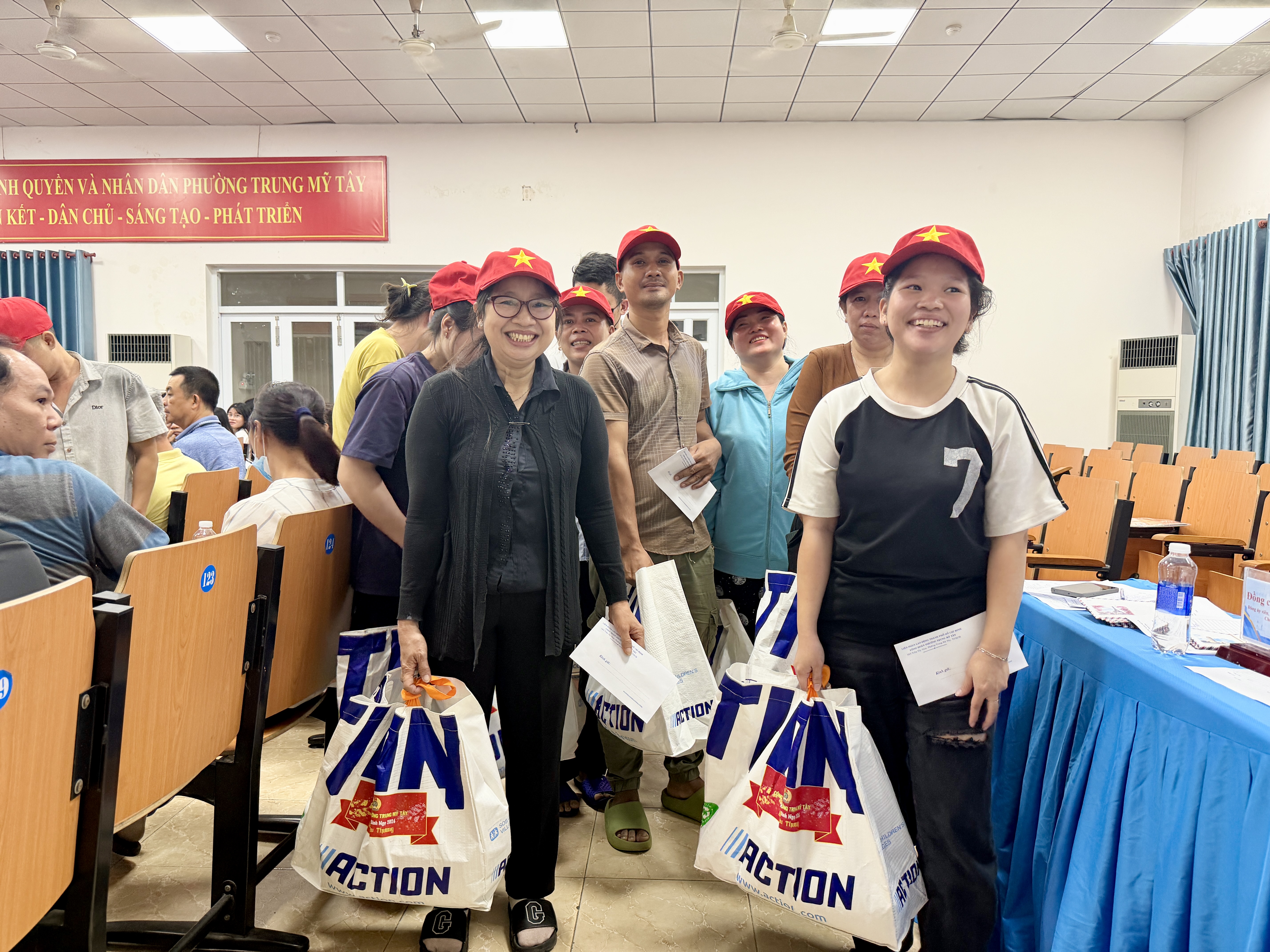 TP.HCM: Phường Trung Mỹ Tây trao quà Tết cho người lao động có hoàn cảnh khó khăn