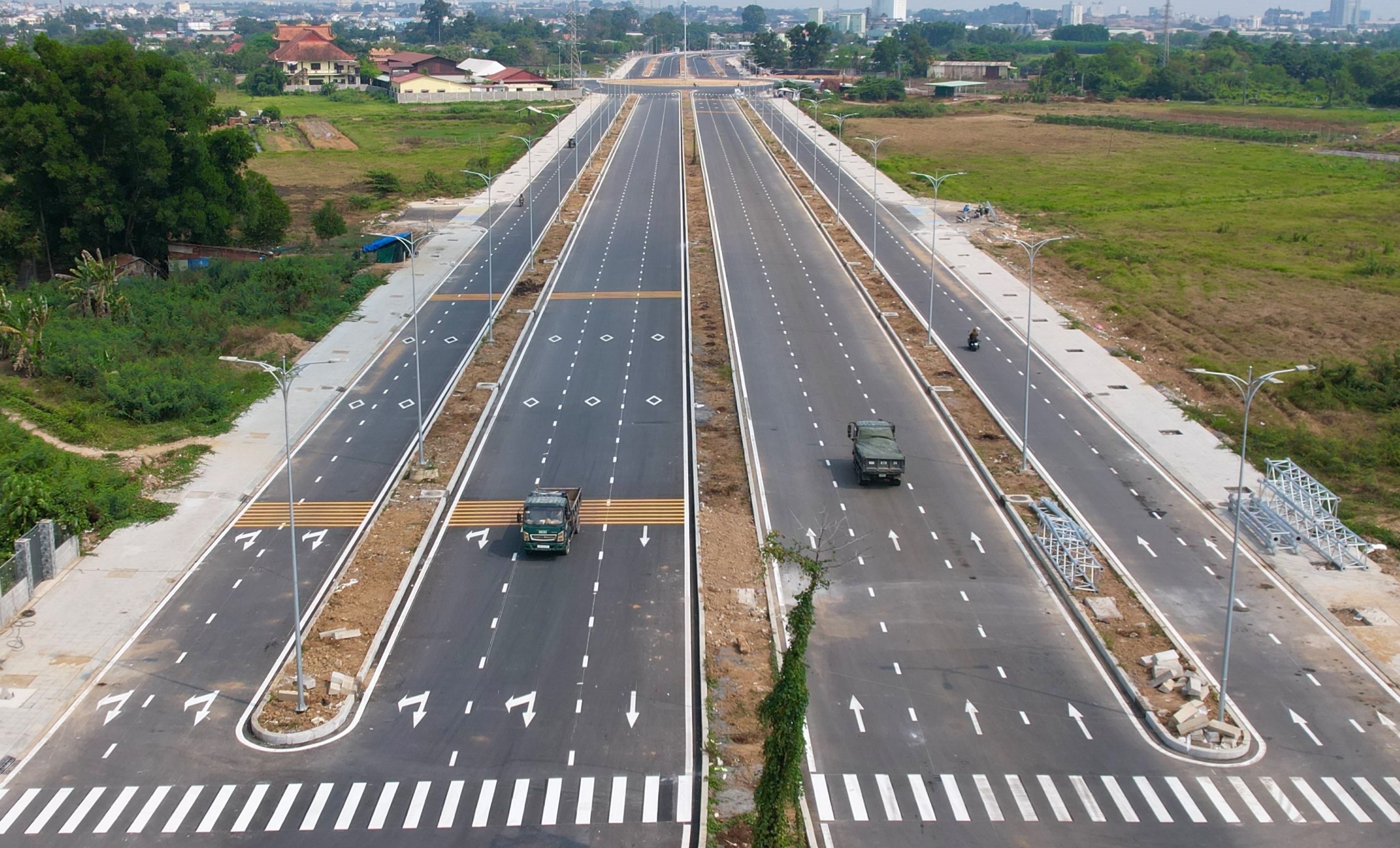 Ngắm tuyến đường 10 làn xe xuyên qua 'viên ngọc xanh' sắp hoàn thành ở Đồng Nai