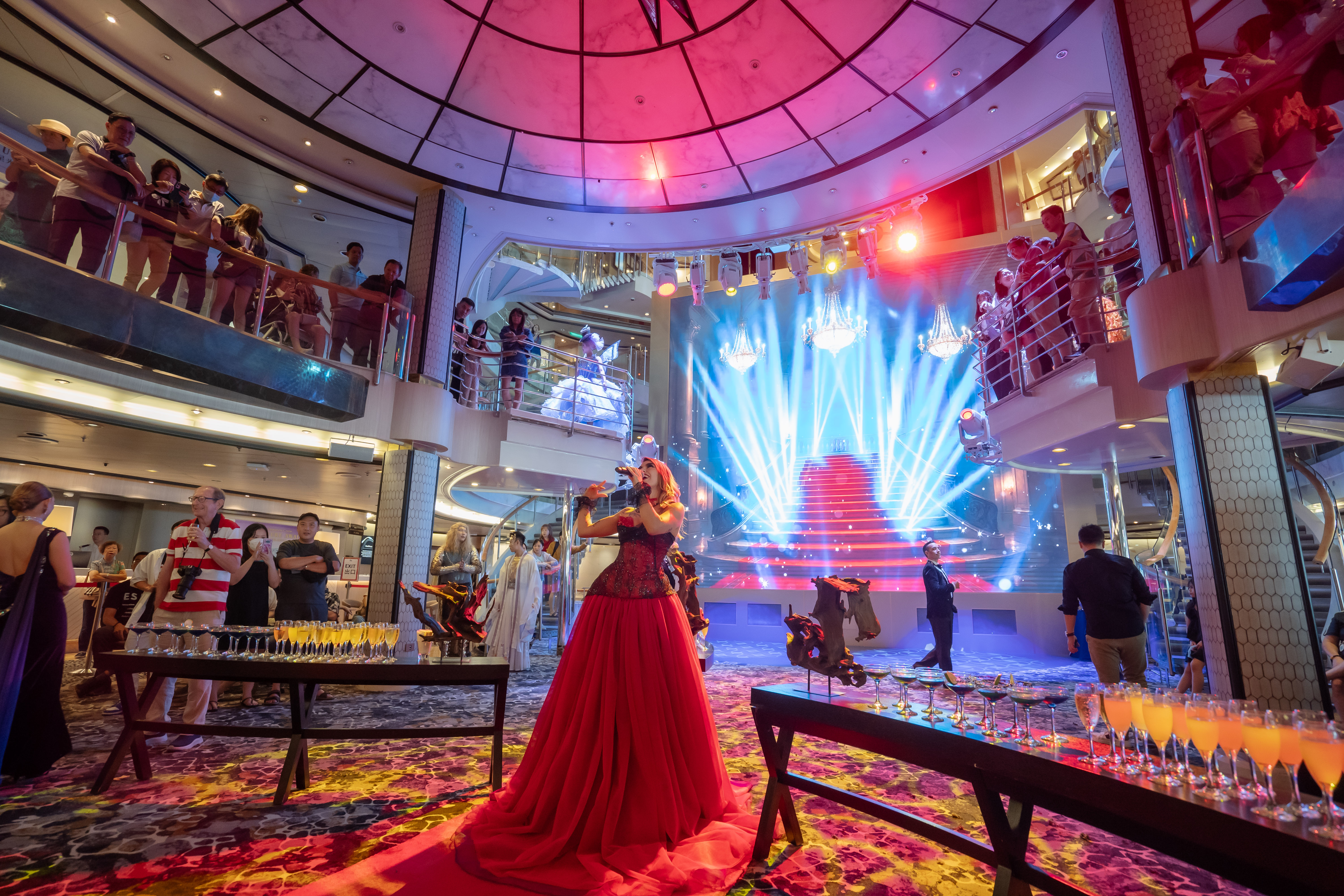 Lần đầu tàu biển quốc tế đón khách Việt nơi quê nhà