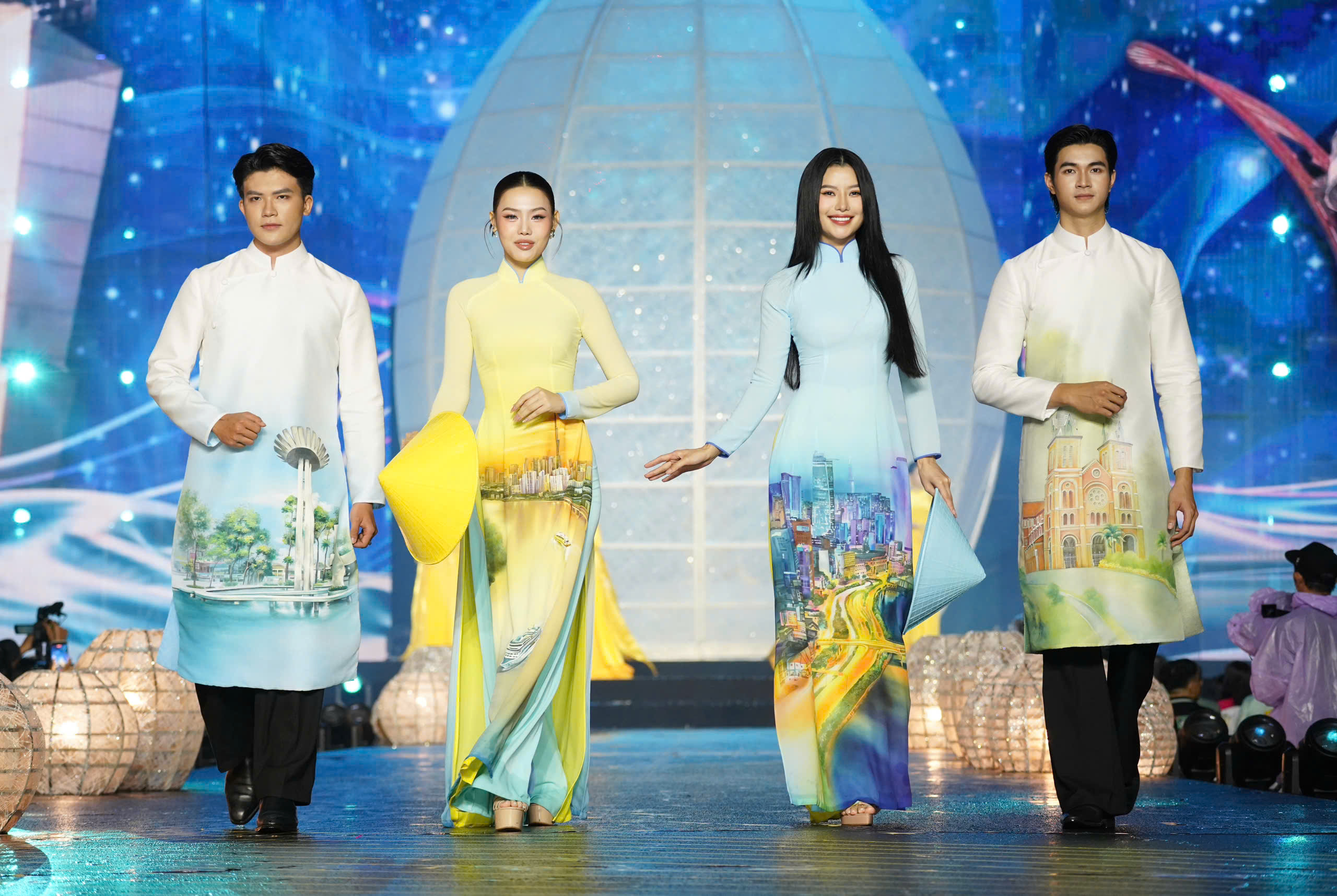 Ngắm hàng trăm bộ áo dài khoe sắc trong đêm khai mạc Lễ hội Áo dài TP.HCM