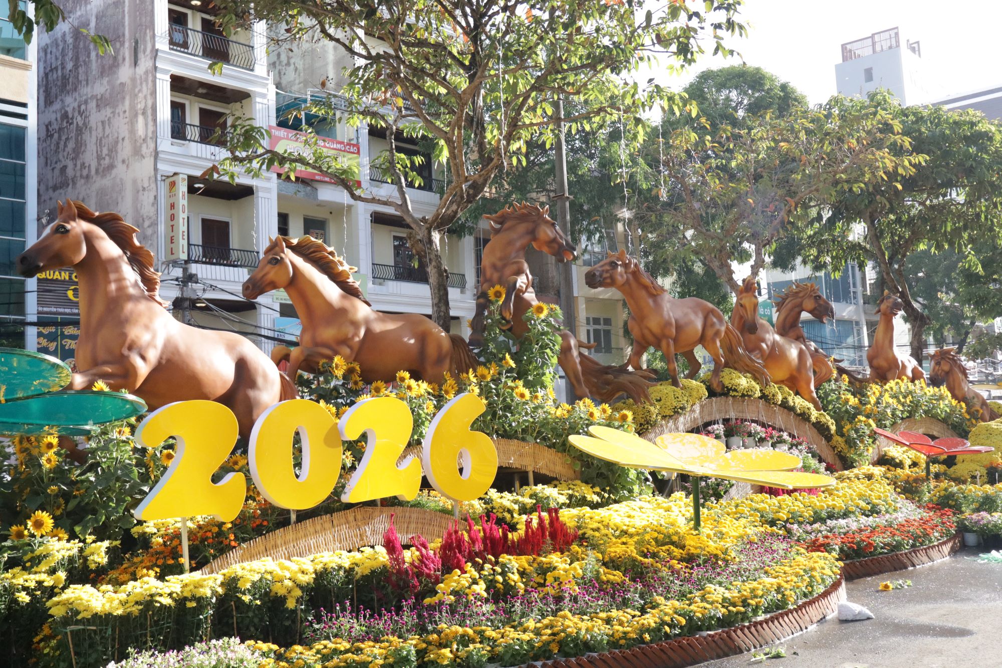 Lộ diện linh vật Bính Ngọ tại Đường hoa nghệ thuật ở Cần Thơ