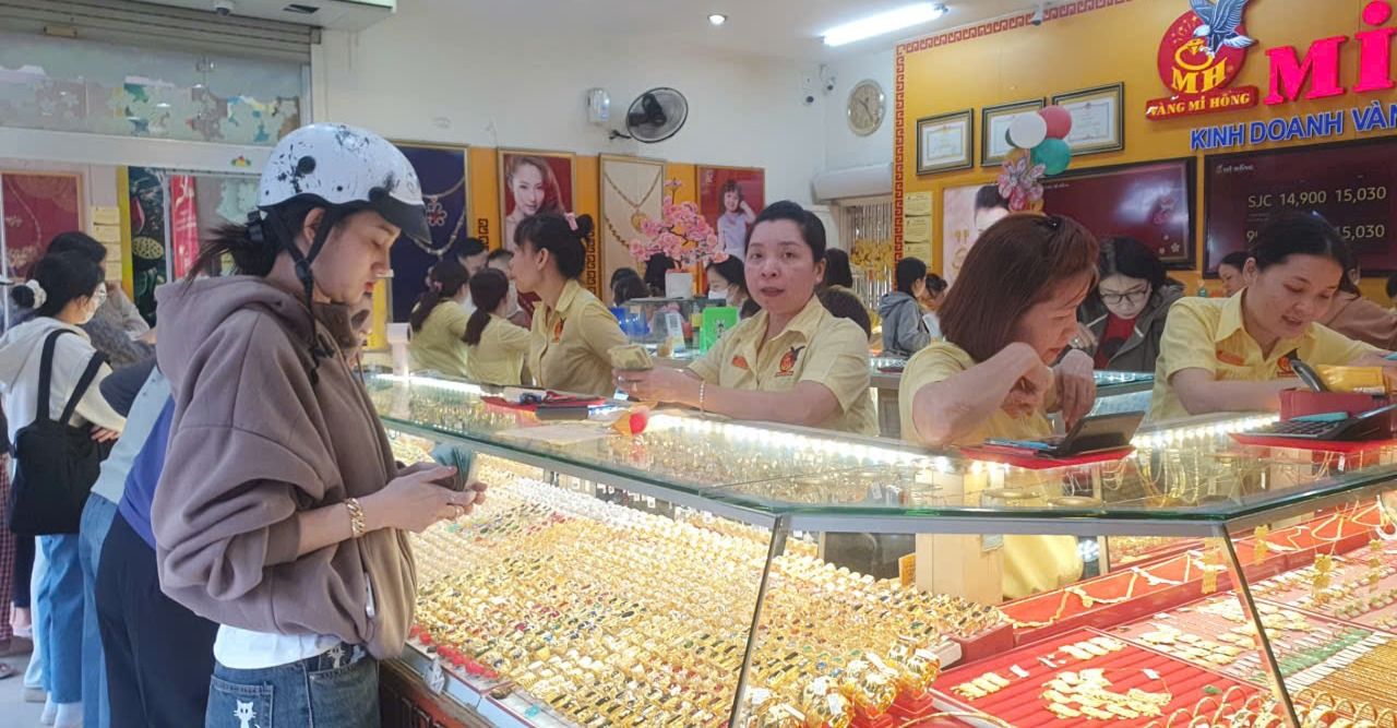 Vàng SJC neo cao, nhiều người chen chân mua