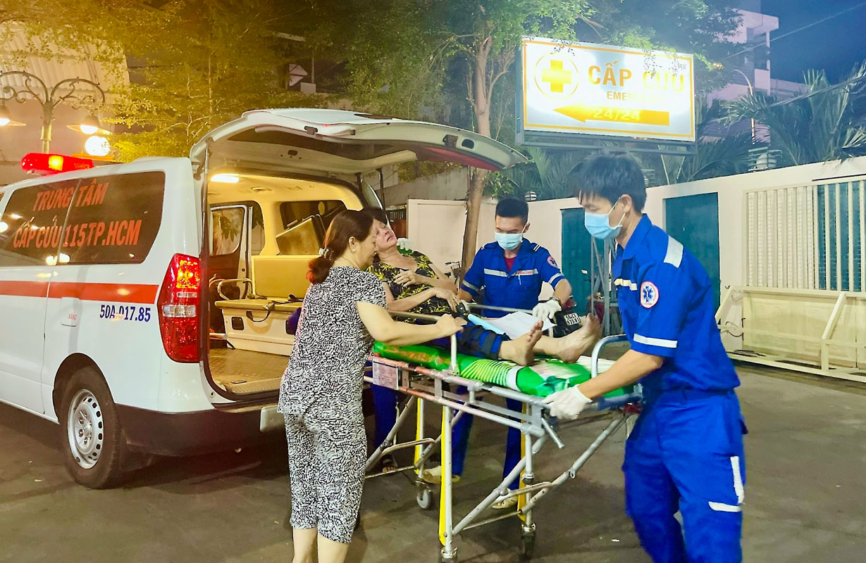 Êkíp cấp cứu 115 đưa bệnh nhân bị tai nạn giao thông đến BV Nhân dân 115 cấp cứu.