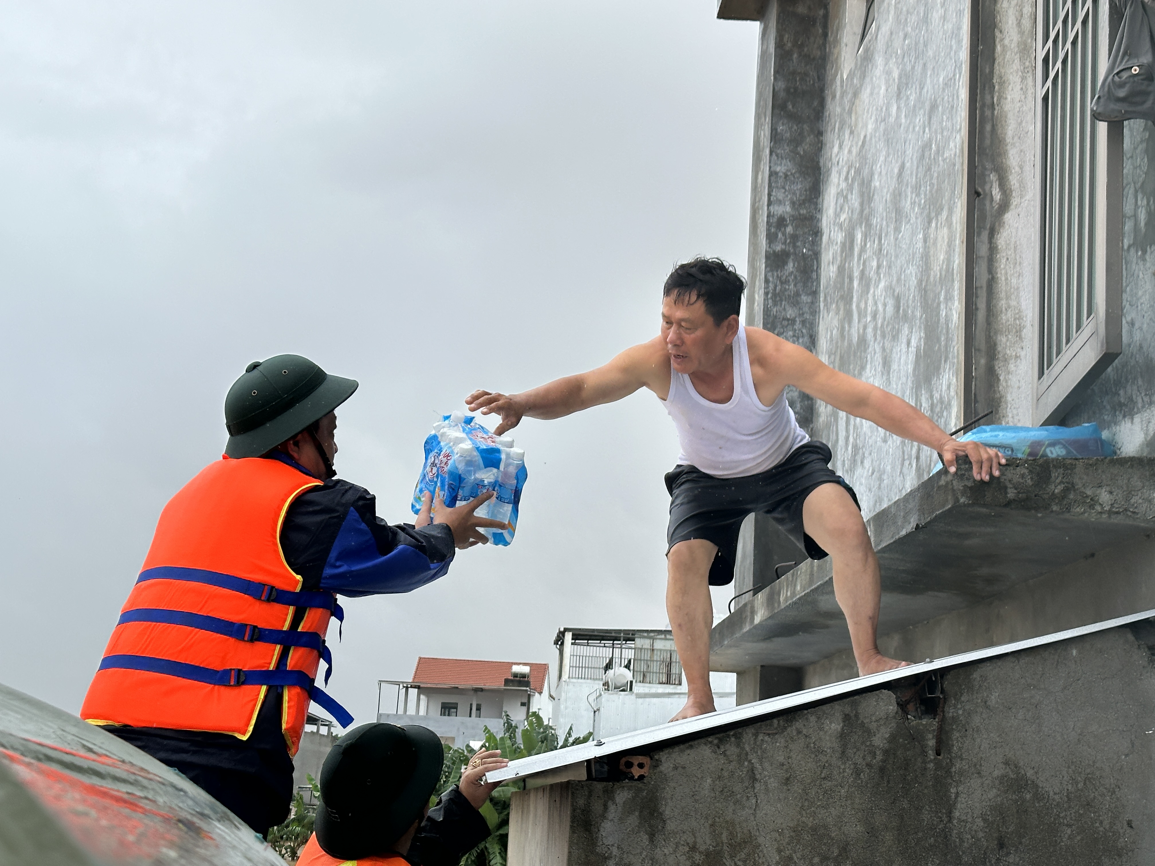 Người dân vùng rốn lũ mừng rỡ khi được tiếp tế nước sạch