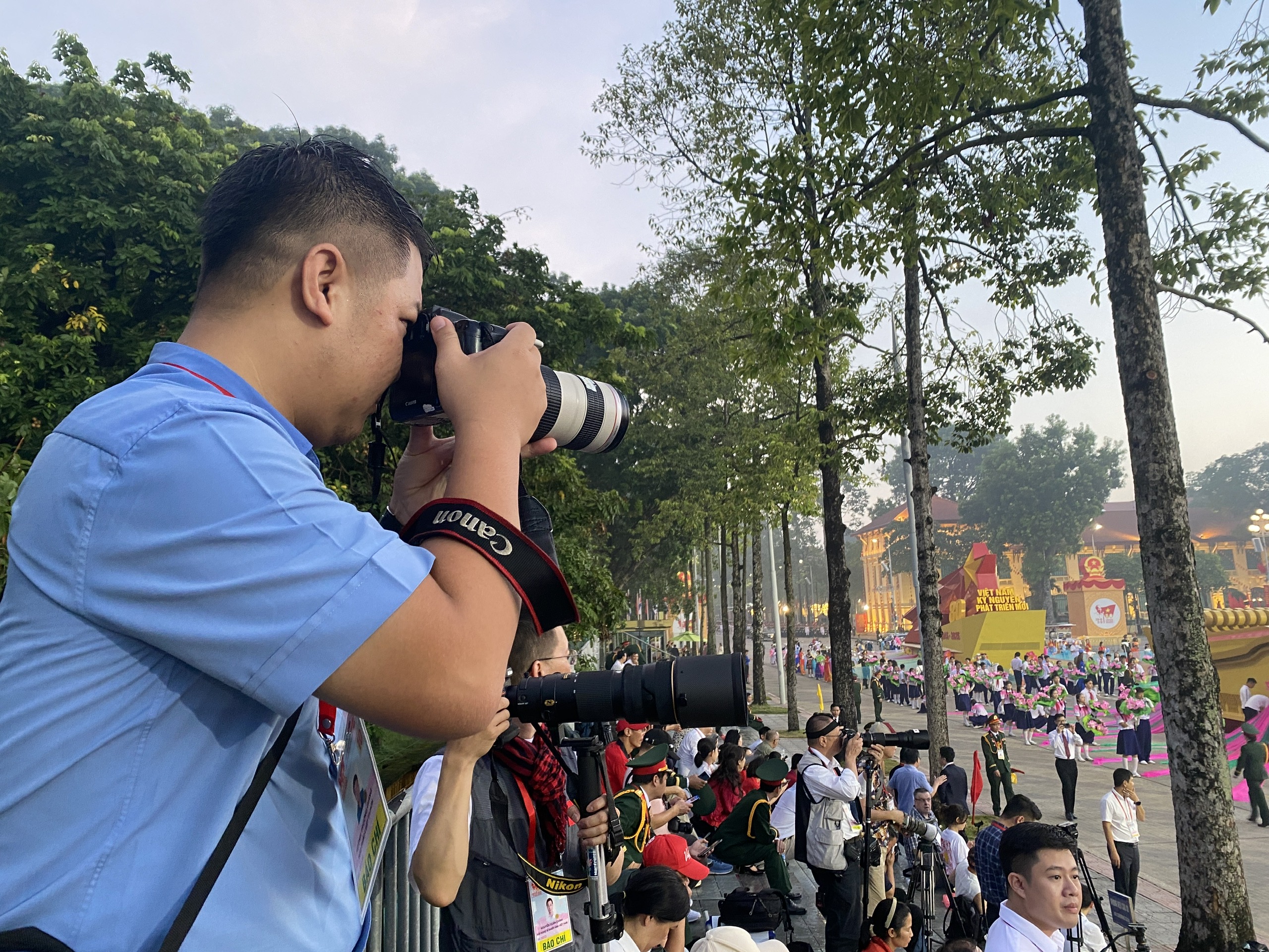 Phóng viên tác nghiệp tại sự kiện A80. Ảnh: LINH AN